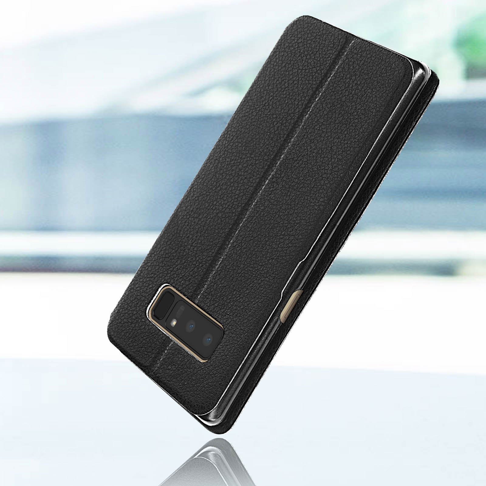 Coque de téléphone noire sur une surface réfléchissante, vue en angle.
