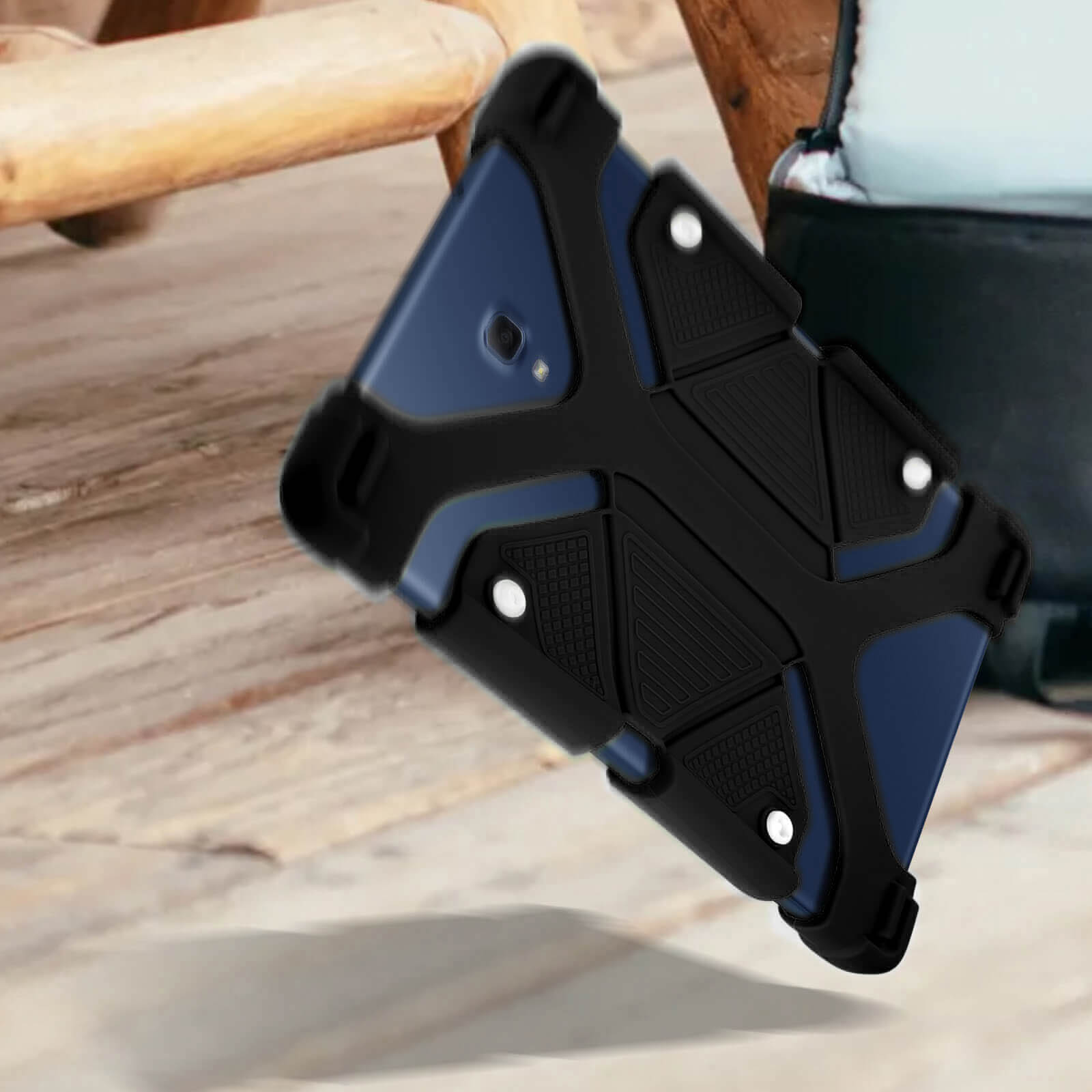 Schwarzes Telefon in einer schwarz-blauen Schutzhülle, auf einer Holzoberfläche, mit einem Stuhl im Hintergrund.