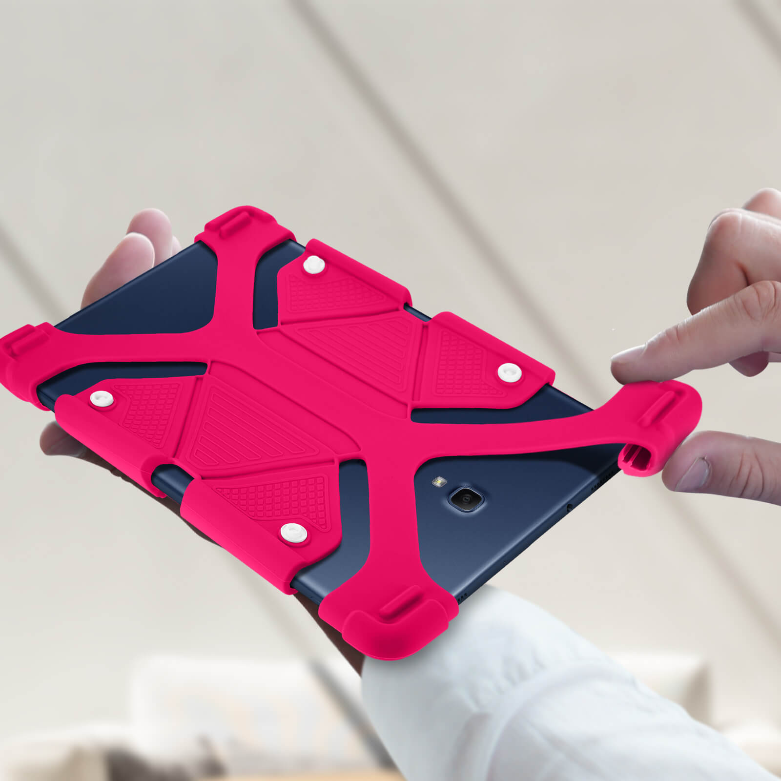 Eine rosa Gummihülle auf einem dunkelblauen Telefon. Hände halten das Telefon.