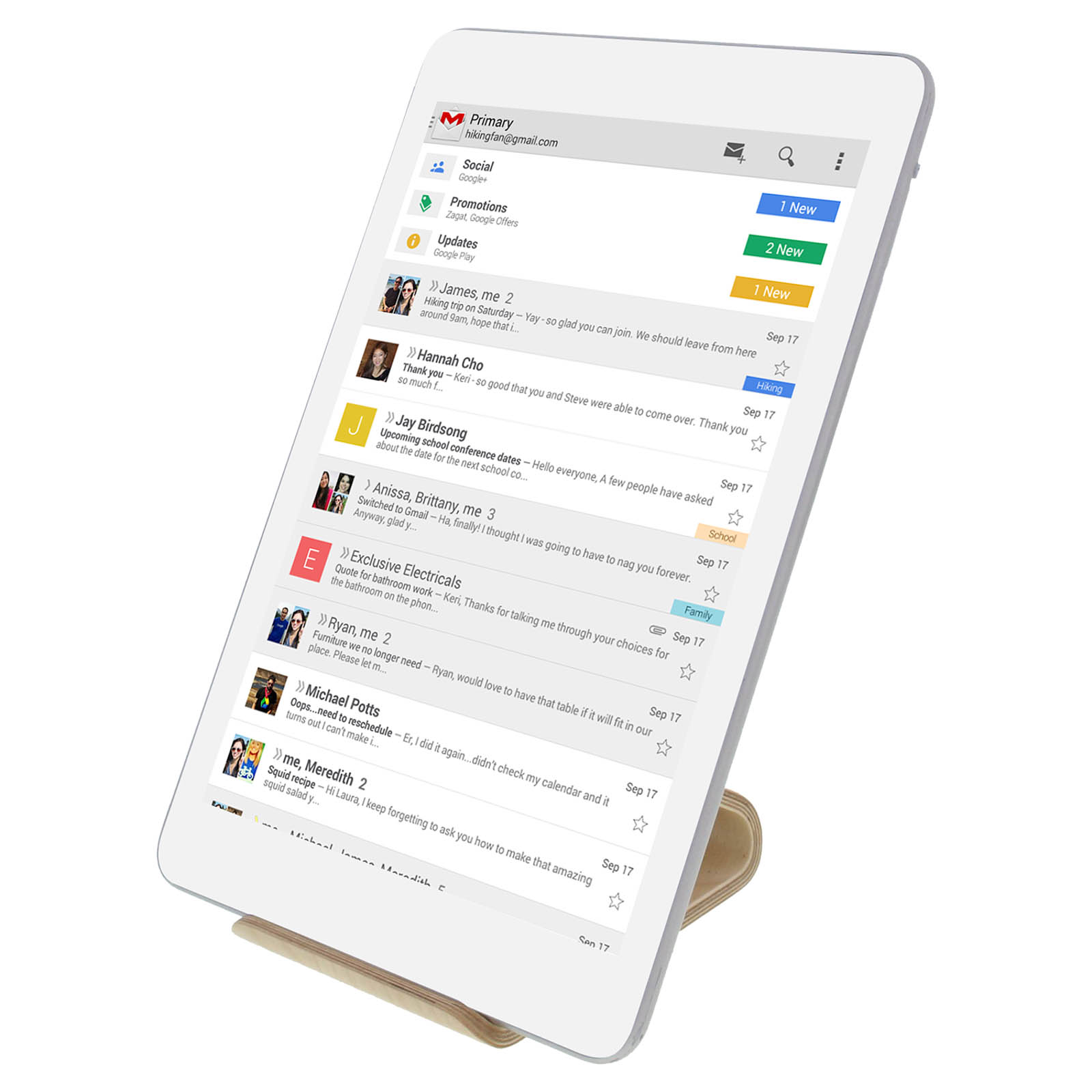 Tablet, das einen E-Mail-Posteingang anzeigt, auf einem Ständer. Der Bildschirm zeigt verschiedene E-Mail-Betreffe und Absender.