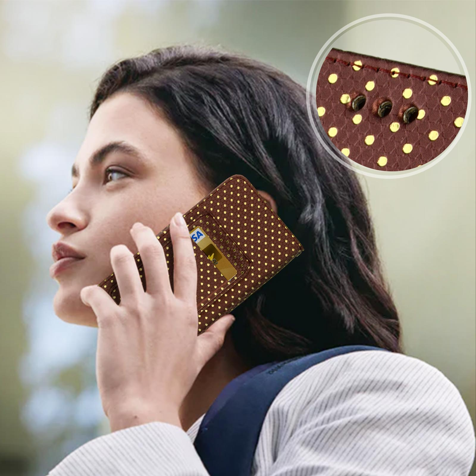 Una donna che tiene una custodia per telefono con una carta dentro. La custodia è marrone con pois gialli.