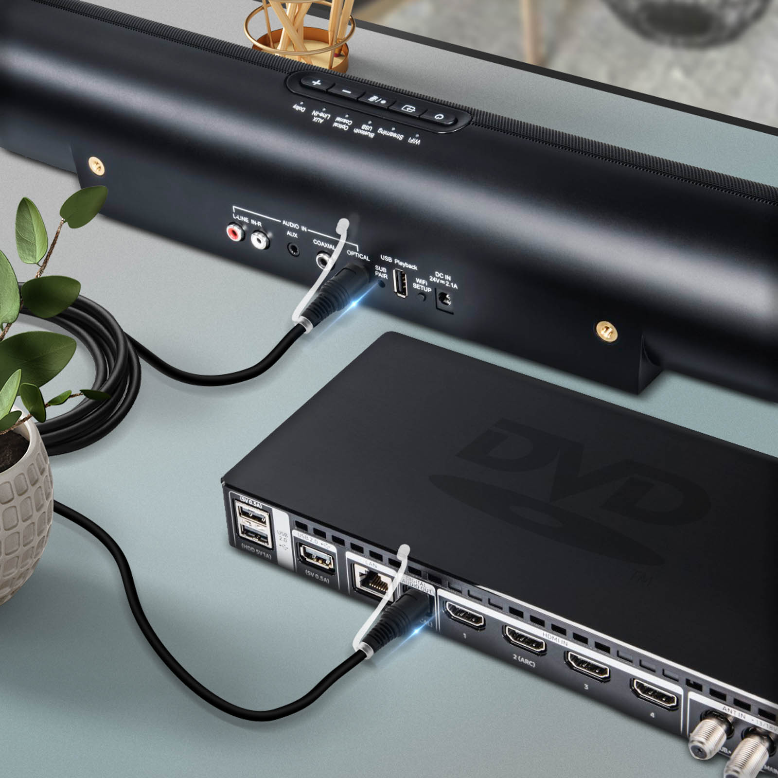 Retro di un lettore DVD nero e di una soundbar nera collegati con cavi.