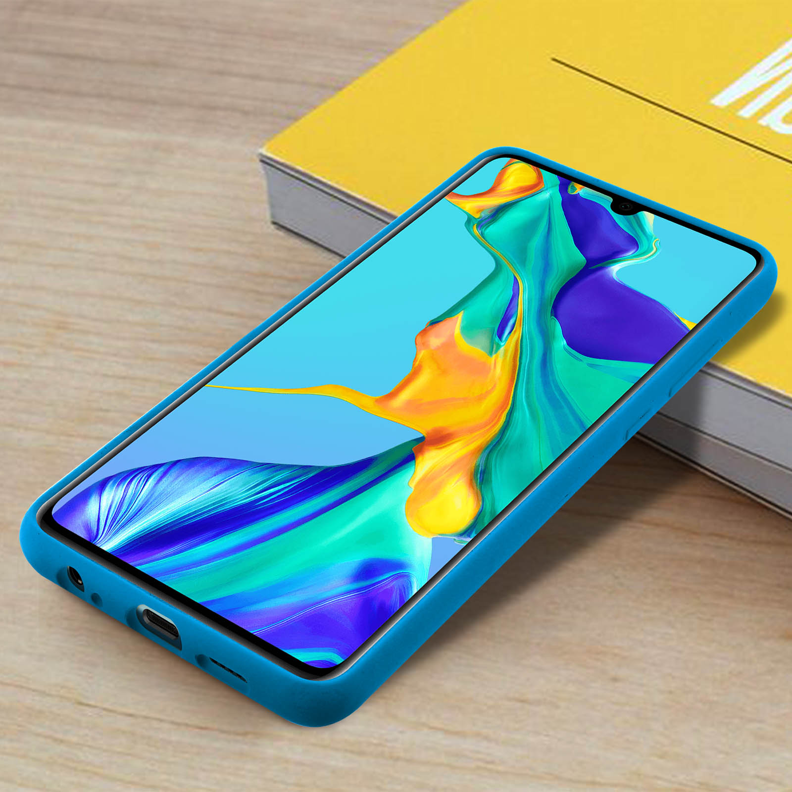 Una custodia blu per telefono su un telefono, con un libro e un tavolo di legno sullo sfondo.
