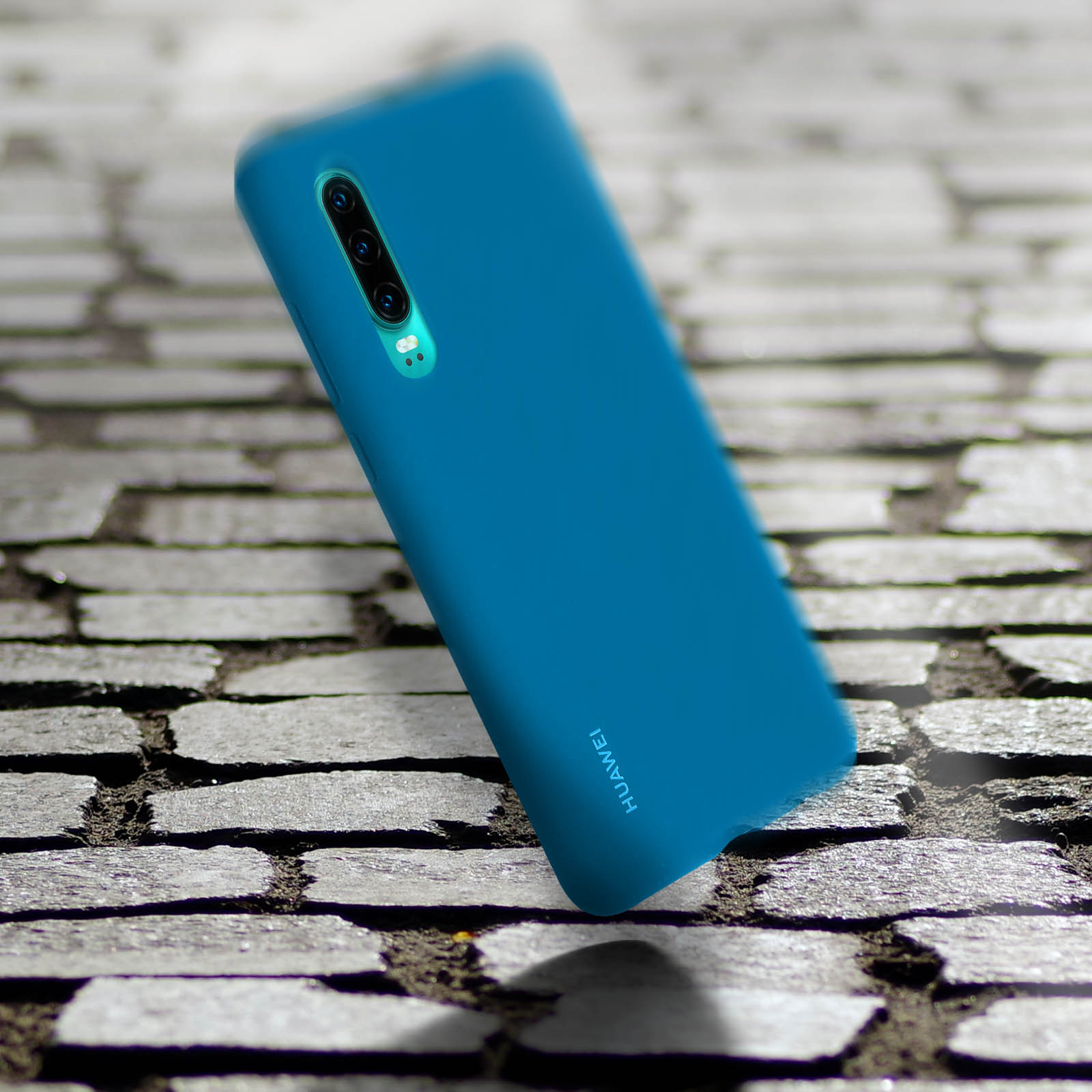 Una custodia blu per telefono su una superficie di pietra.