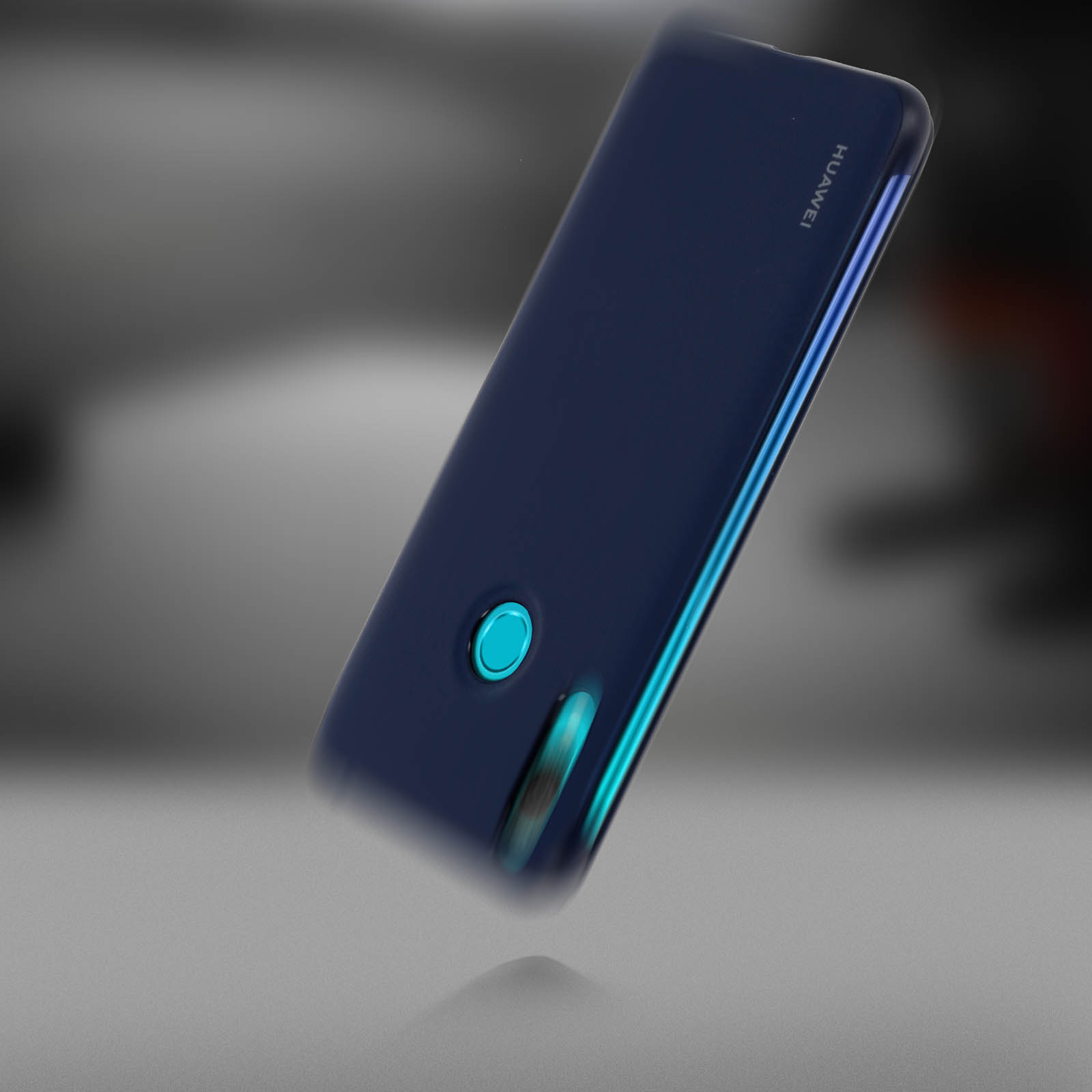 Telefono blu con il logo Huawei. Sfondo nero. Il telefono è inclinato.