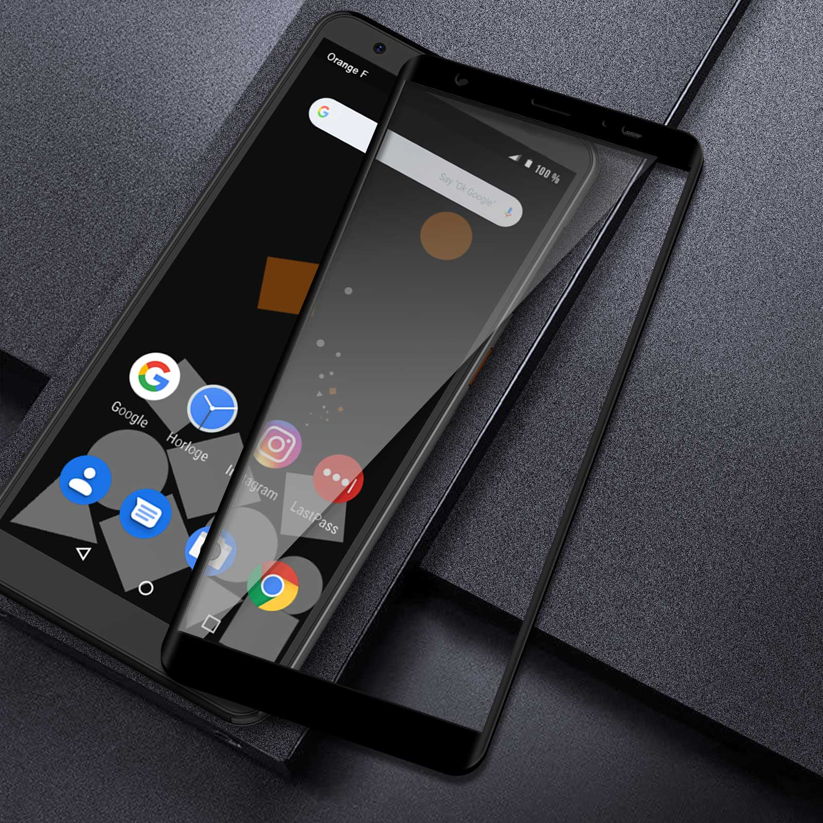 Uno smartphone nero con protezione schermo. Sono visibili app di Google, Instagram e altre.