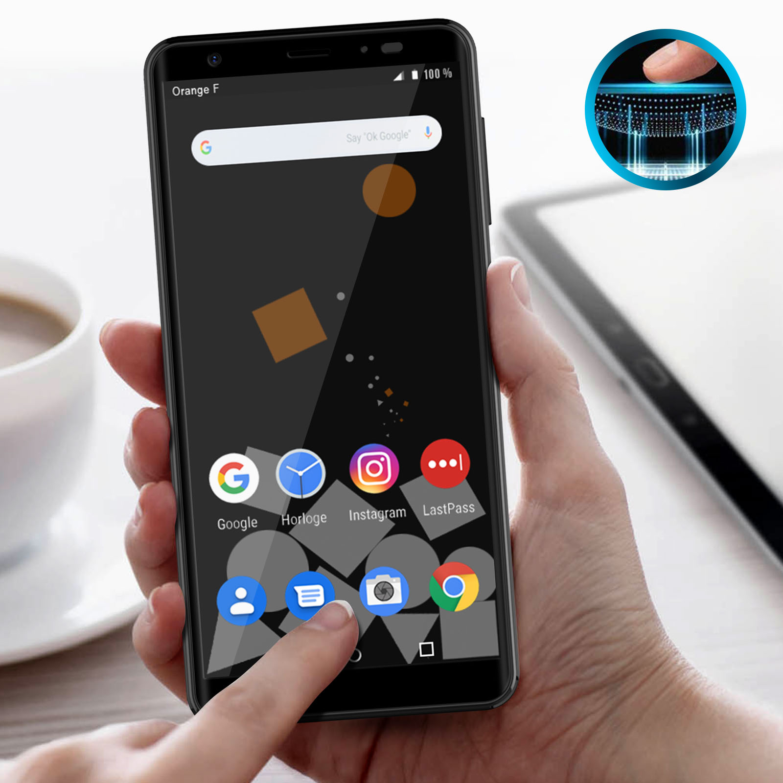 Una persona che tiene in mano uno smartphone nero con icone di app sullo schermo.
