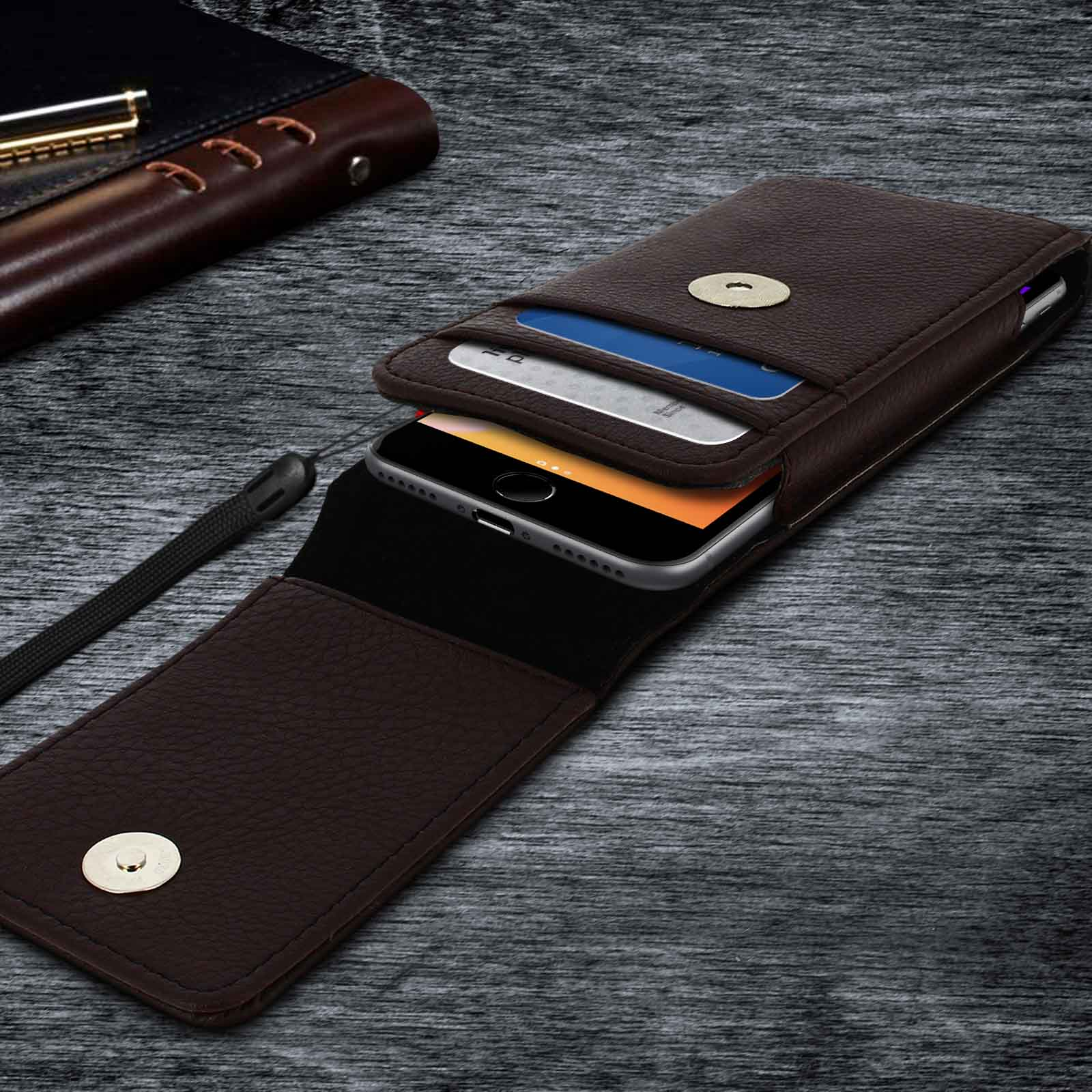 Geöffnete braune Leder-Handyhülle mit Telefon und Karten auf Holzoberfläche.