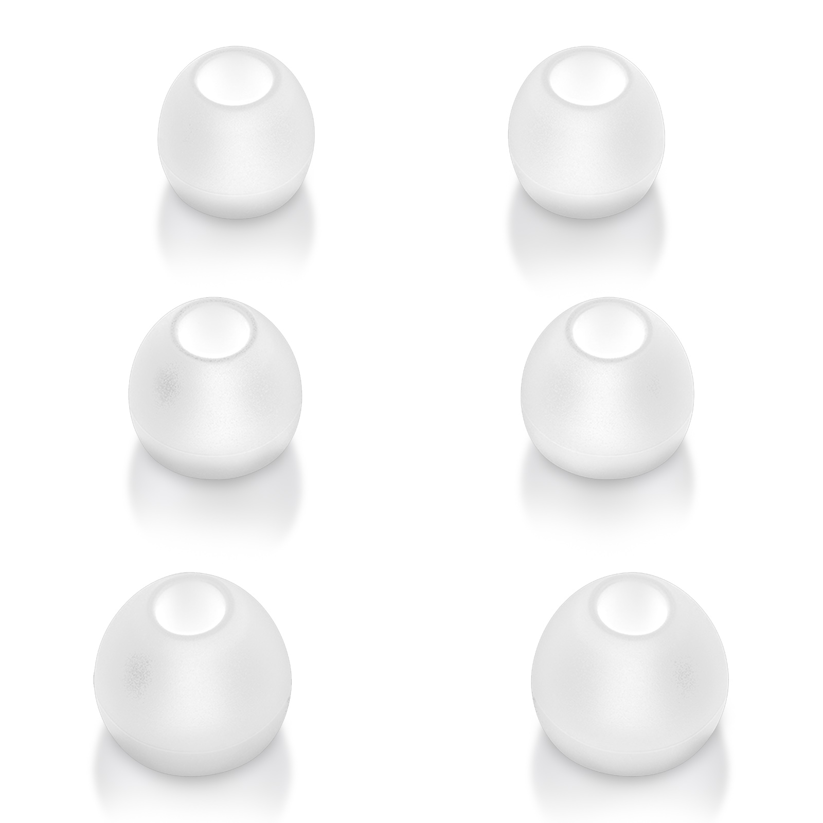 Sześć białych końcówek do uszu na białym tle.