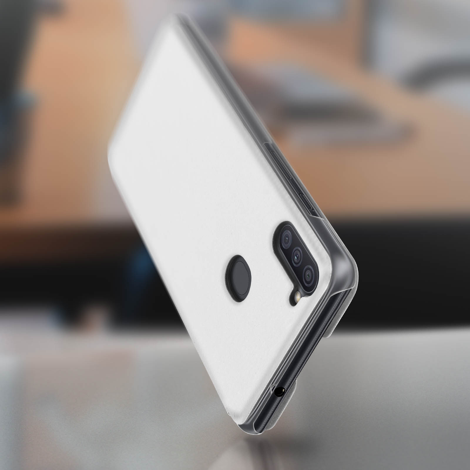 Un telefono bianco con una fotocamera e un cerchio nero su uno sfondo sfocato.