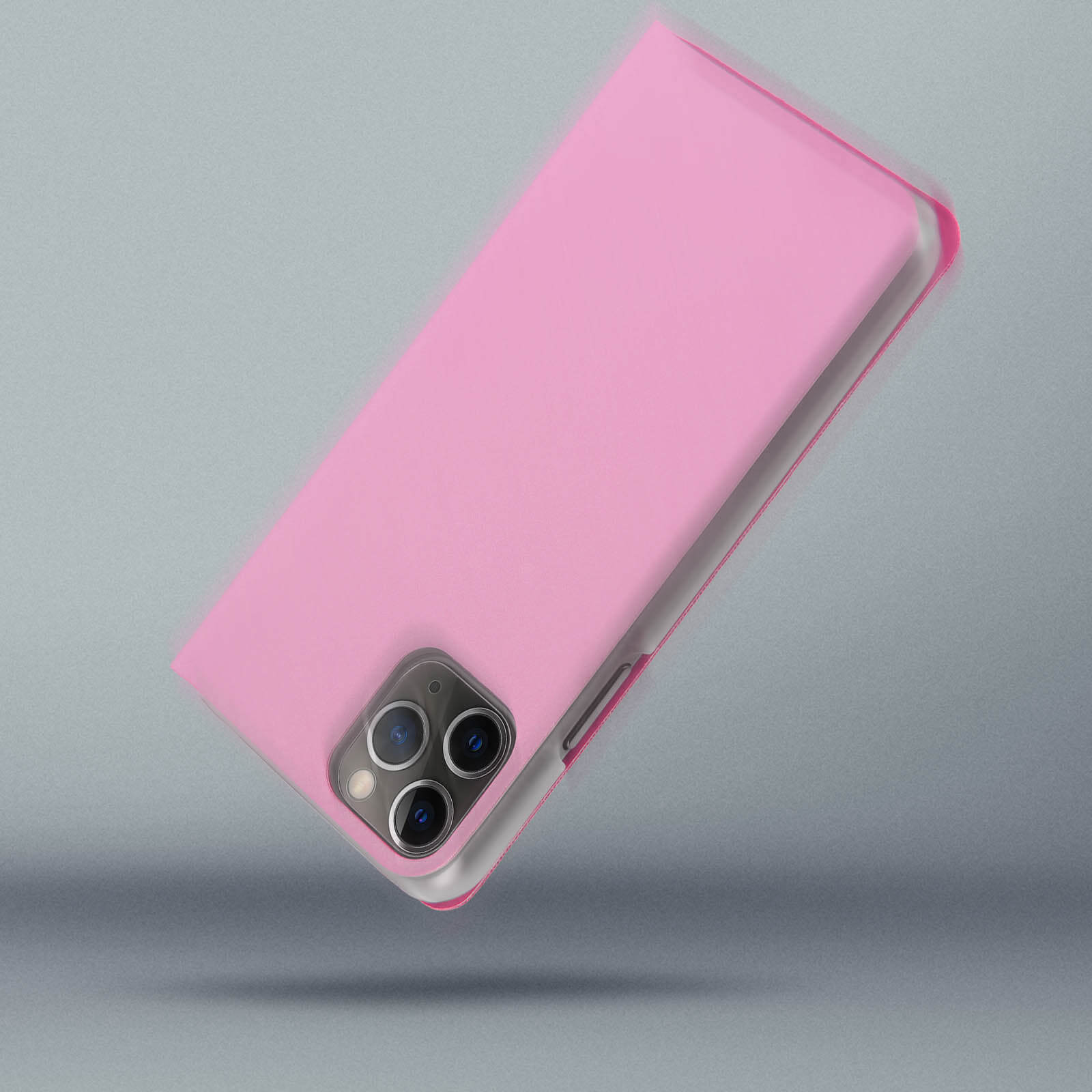 Custodia per telefono rosa con più fotocamere ad angolo. Lo sfondo è sfocato.