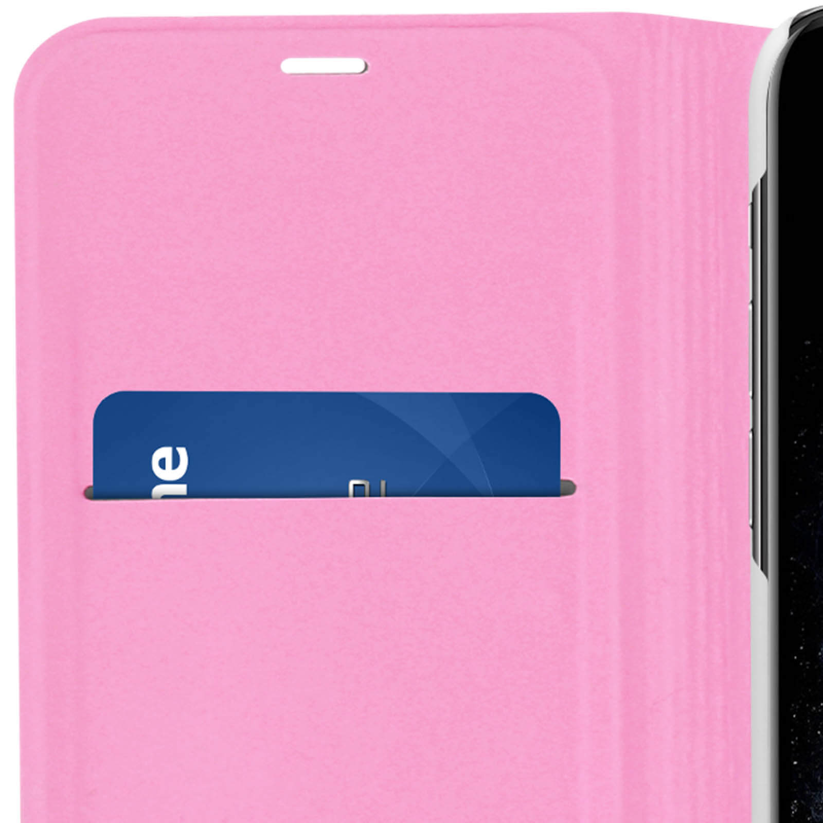 Custodia per telefono rosa con fessura per carte. Carta blu che spunta. Sfondo bianco.