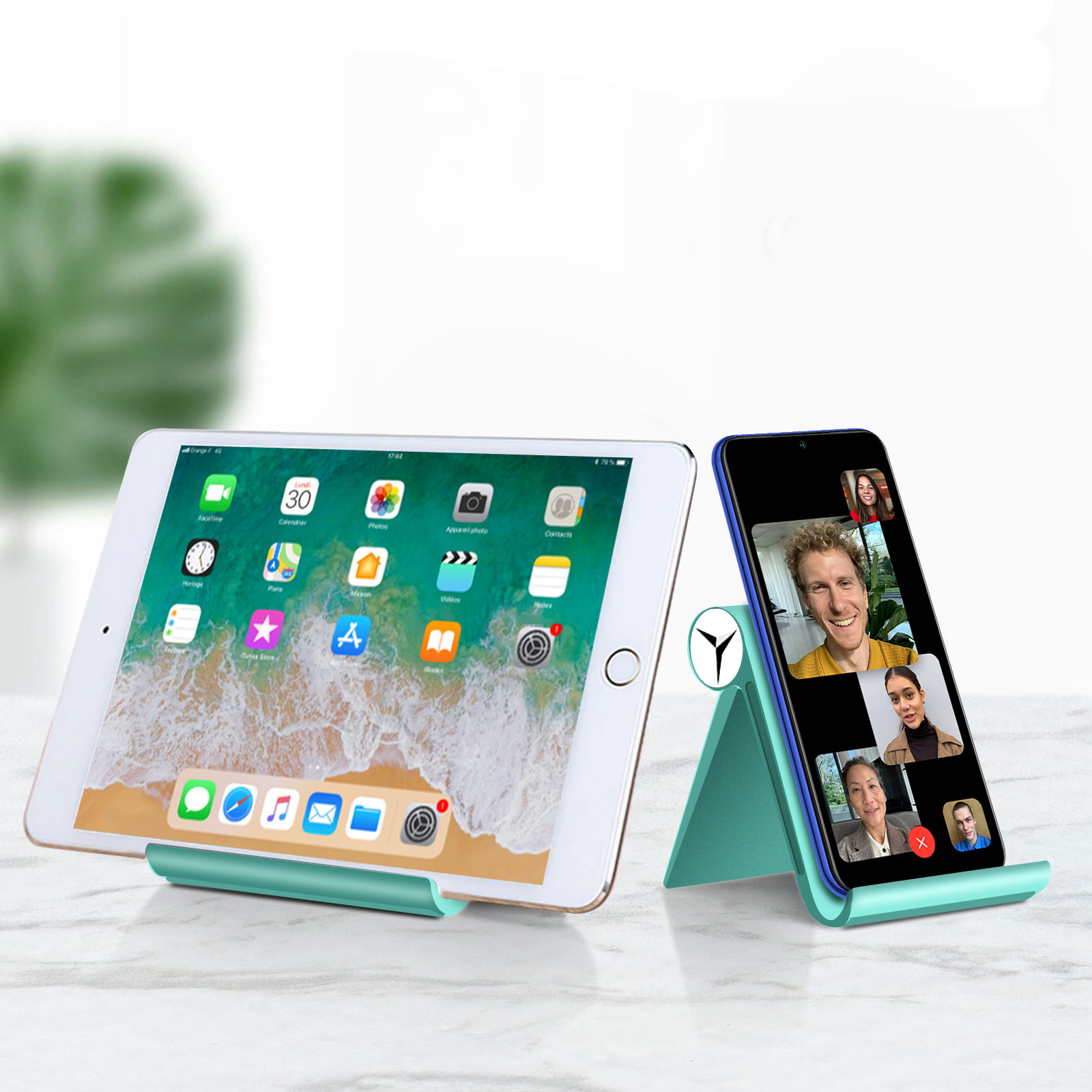 Tablet e telefono su supporti. Tablet mostra app. Telefono mostra videochiamata con più persone. Sfondo bianco.
