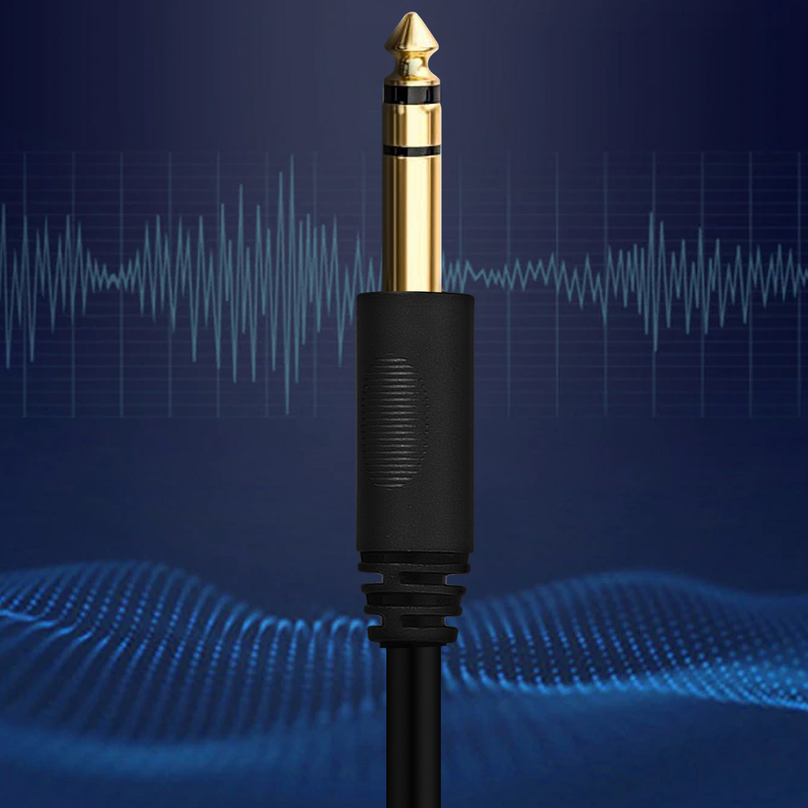 Jack audio con punta dorata e corpo nero. Sfondo blu scuro con onde sonore.