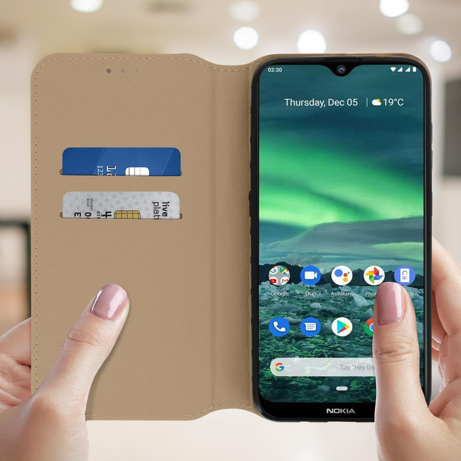Custodia per telefono color cachi aperta, che mostra un telefono con sfondo aurora verde e carte.