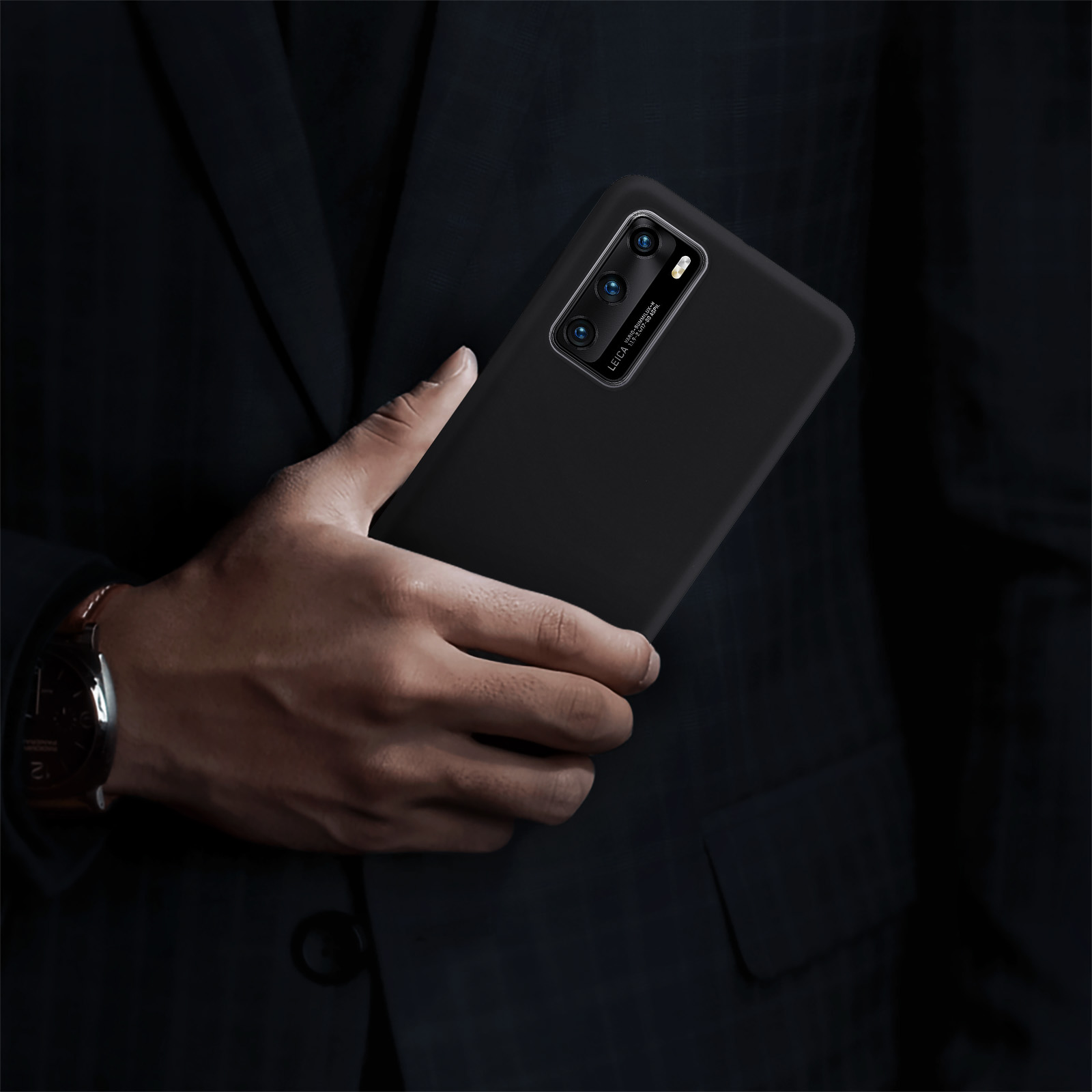 Una persona che tiene un telefono nero con una custodia, il telefono ha tre obiettivi.
