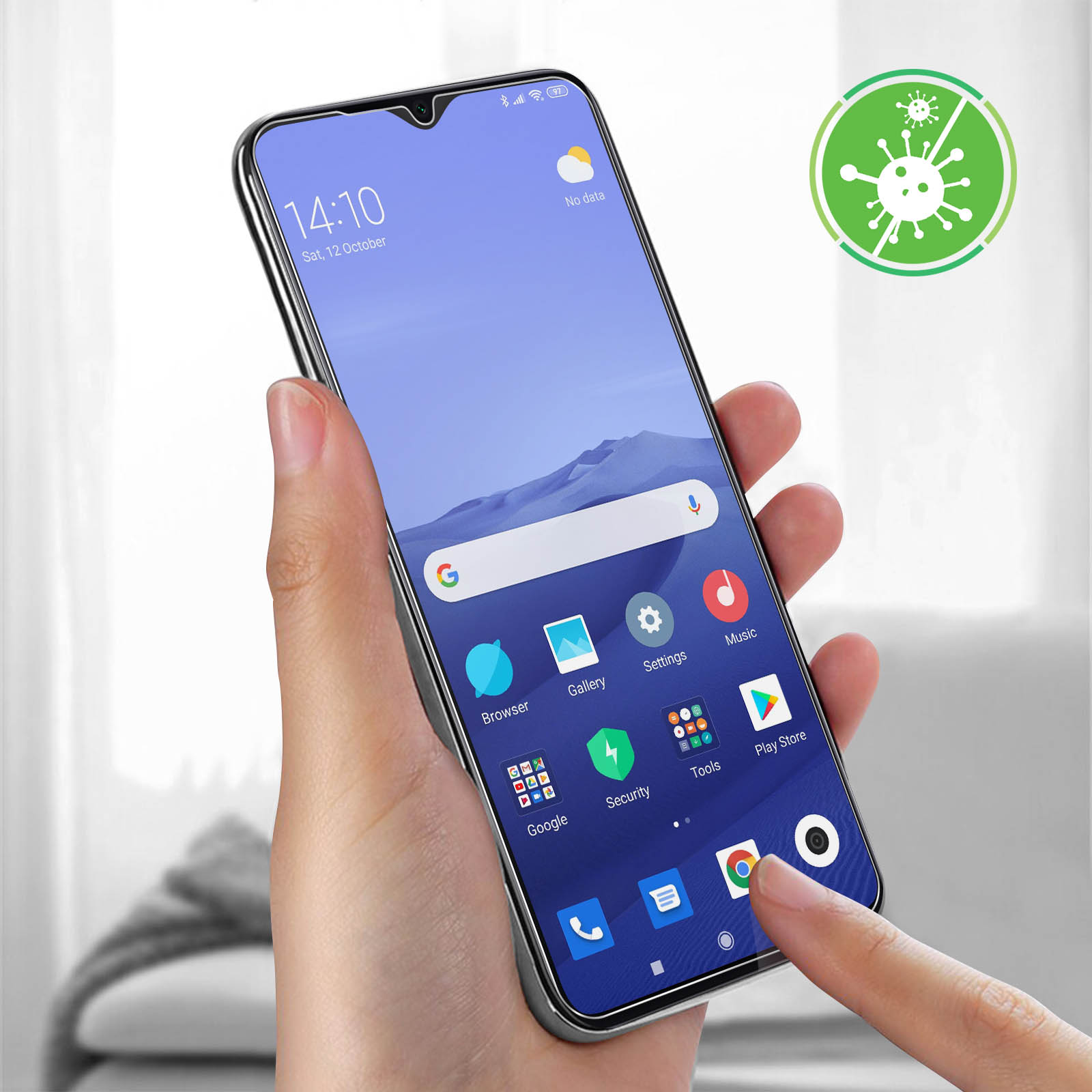 Mano che tiene in mano uno smartphone. Lo schermo mostra icone di app, ora e data. Un'icona verde del virus sullo sfondo.