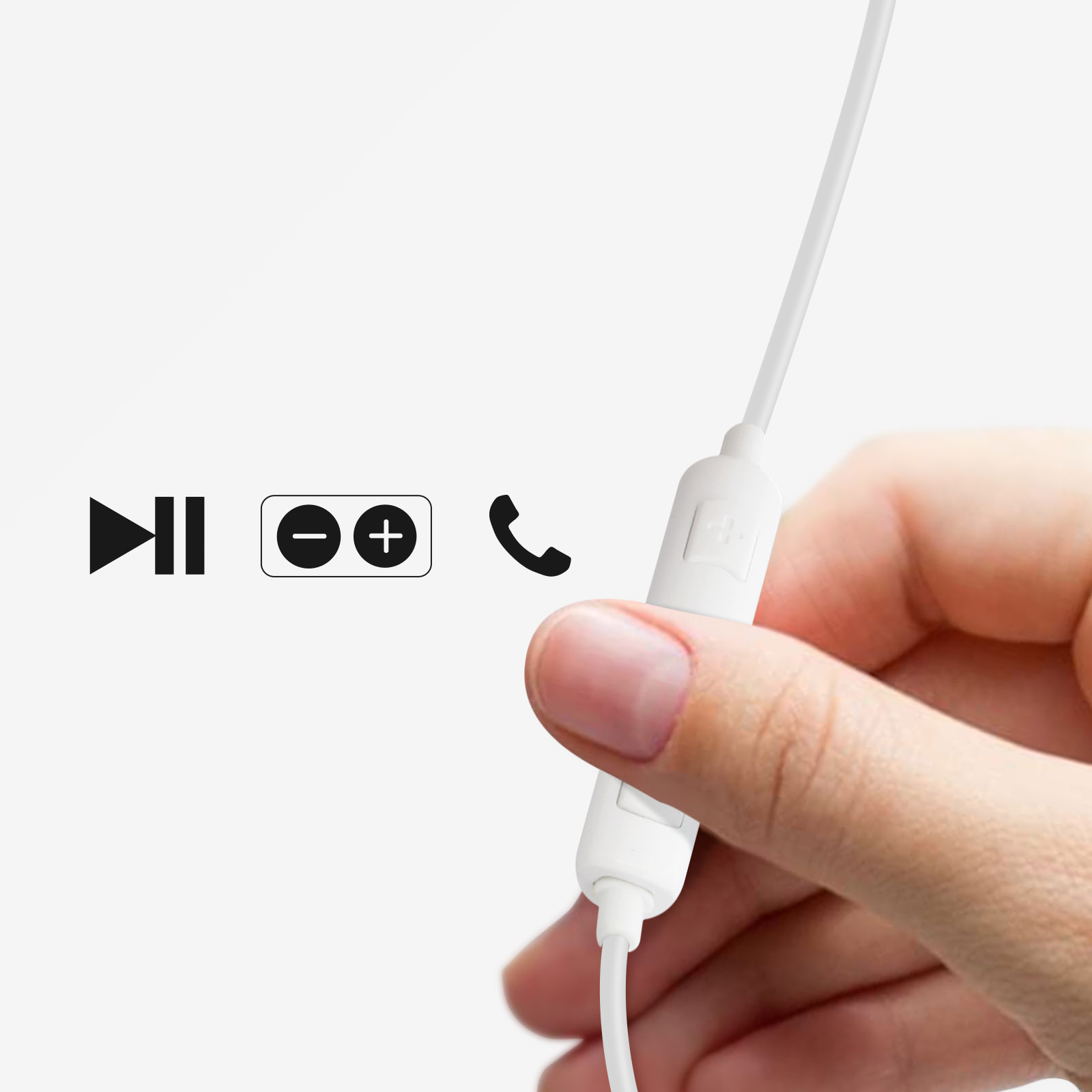 Witte oortelefoons met een besturingsmodule en een hand die de besturing vasthoudt.