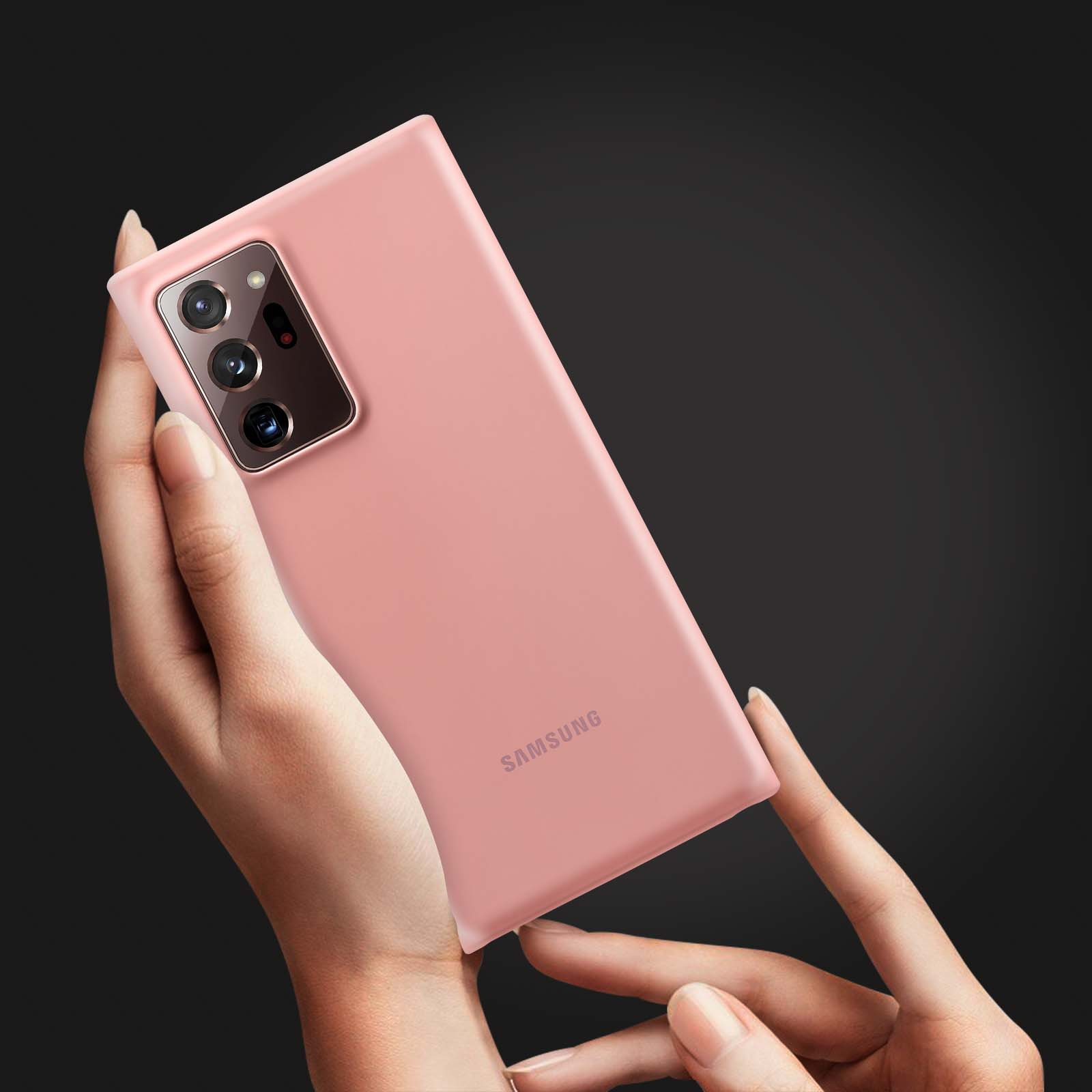 Mani che tengono una custodia rosa per telefono. Il logo Samsung è visibile. Sfondo scuro.