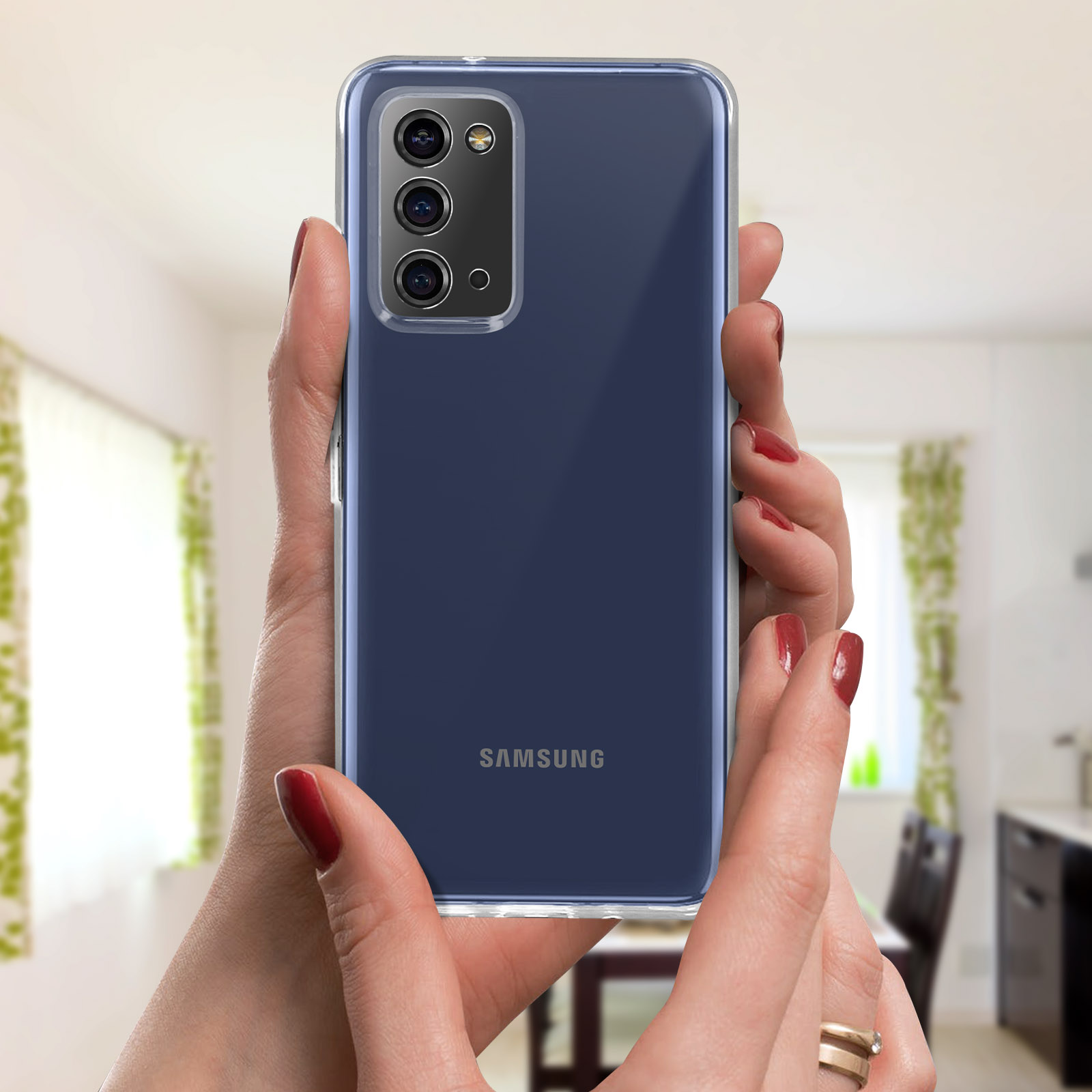 Le mani di una donna tengono un telefono con una custodia trasparente. Il telefono è blu.