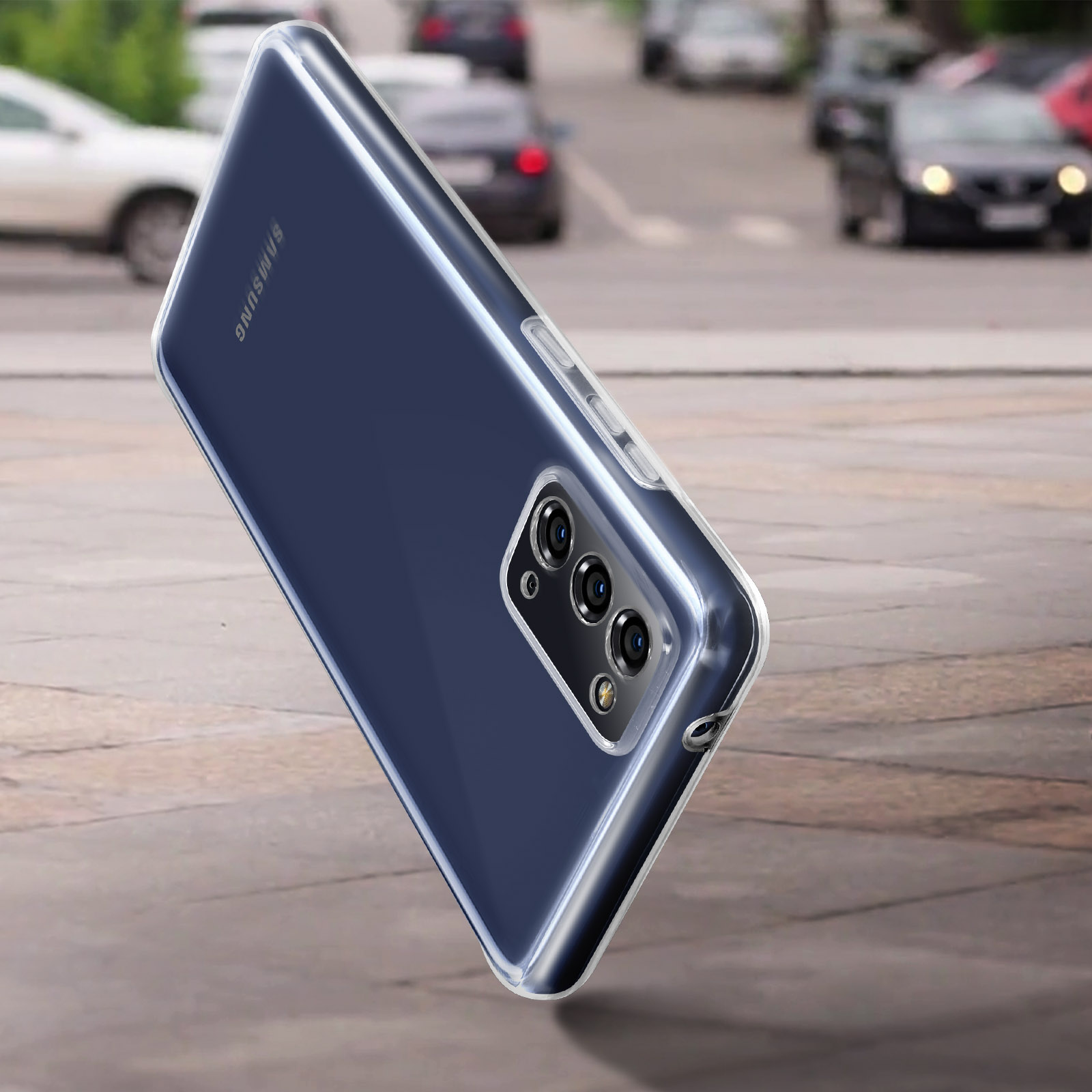 Una custodia trasparente per telefono su un telefono è vista, angolata. Il telefono ha tre fotocamere e si trova all'aperto.