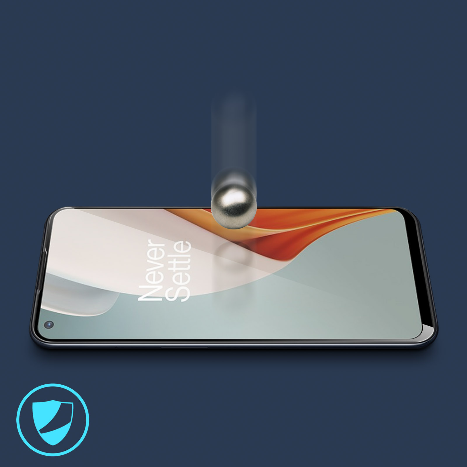 Uno schermo del telefono con una pellicola protettiva. Una sfera di metallo cade verso lo schermo. Sfondo blu.