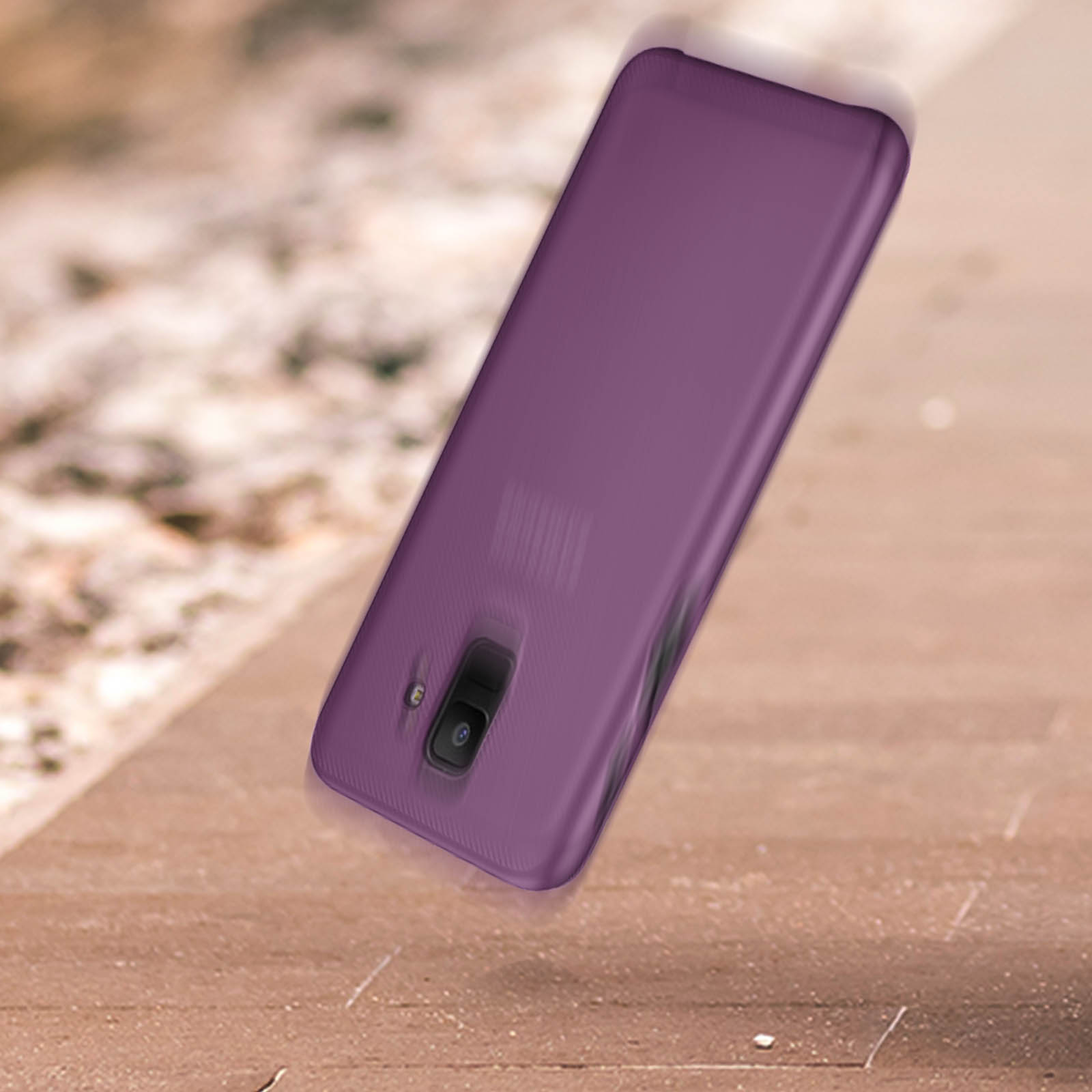 Funda morada para teléfono sobre superficie de madera, con protuberancia de la cámara visible y sombra.
