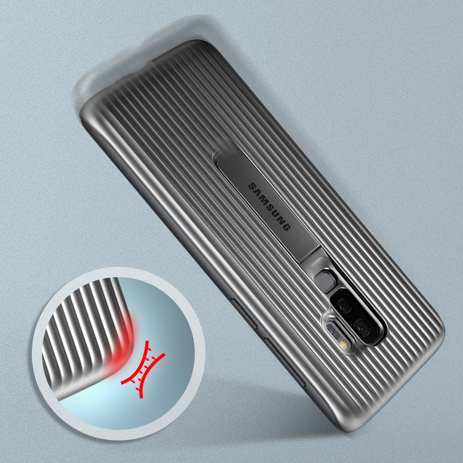 Eine silberne Handyhülle mit vertikalen Linien und einem Ständer. Das Samsung-Logo ist sichtbar.