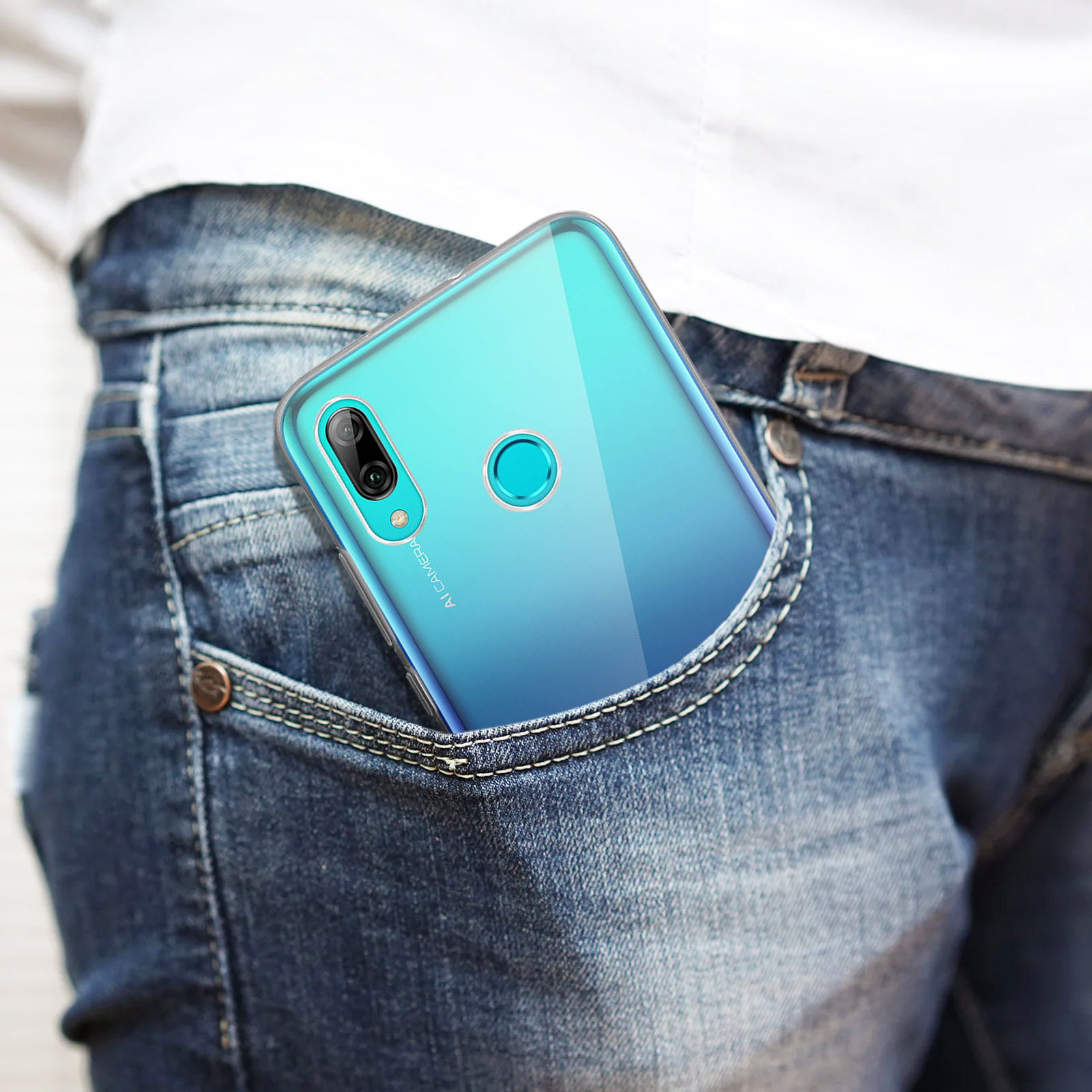 Telefon in Tasche, transparente Hülle. Jeans sichtbar. Blau und Türkis.