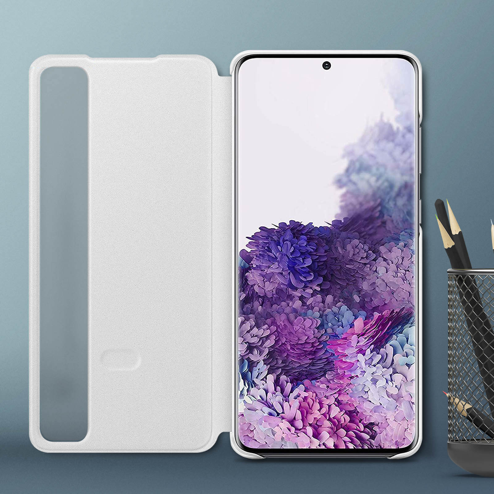 Ein Smartphone befindet sich in einer weißen, offenen Handyhülle. Die Hülle ist auf blauem Grund.
