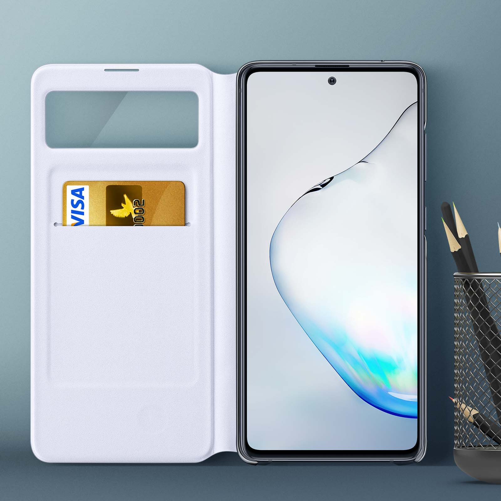 Una custodia bianca per telefono con una carta di credito nello slot. Un telefono è dentro, parzialmente visibile.