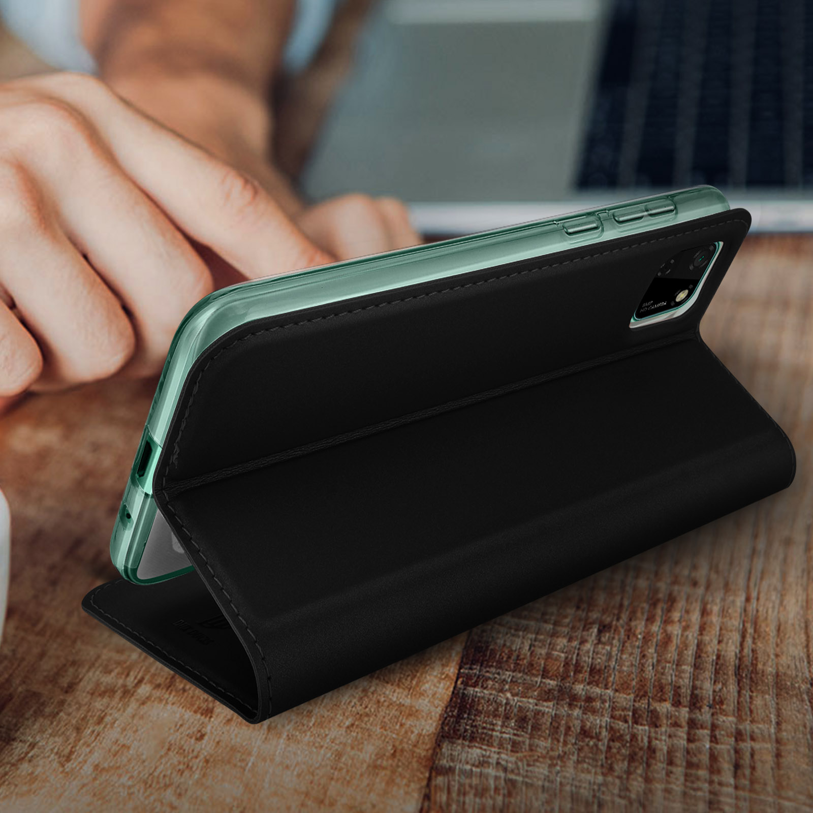 Una custodia nera per telefono con un telefono all'interno, in piedi su una superficie di legno. La custodia è aperta.