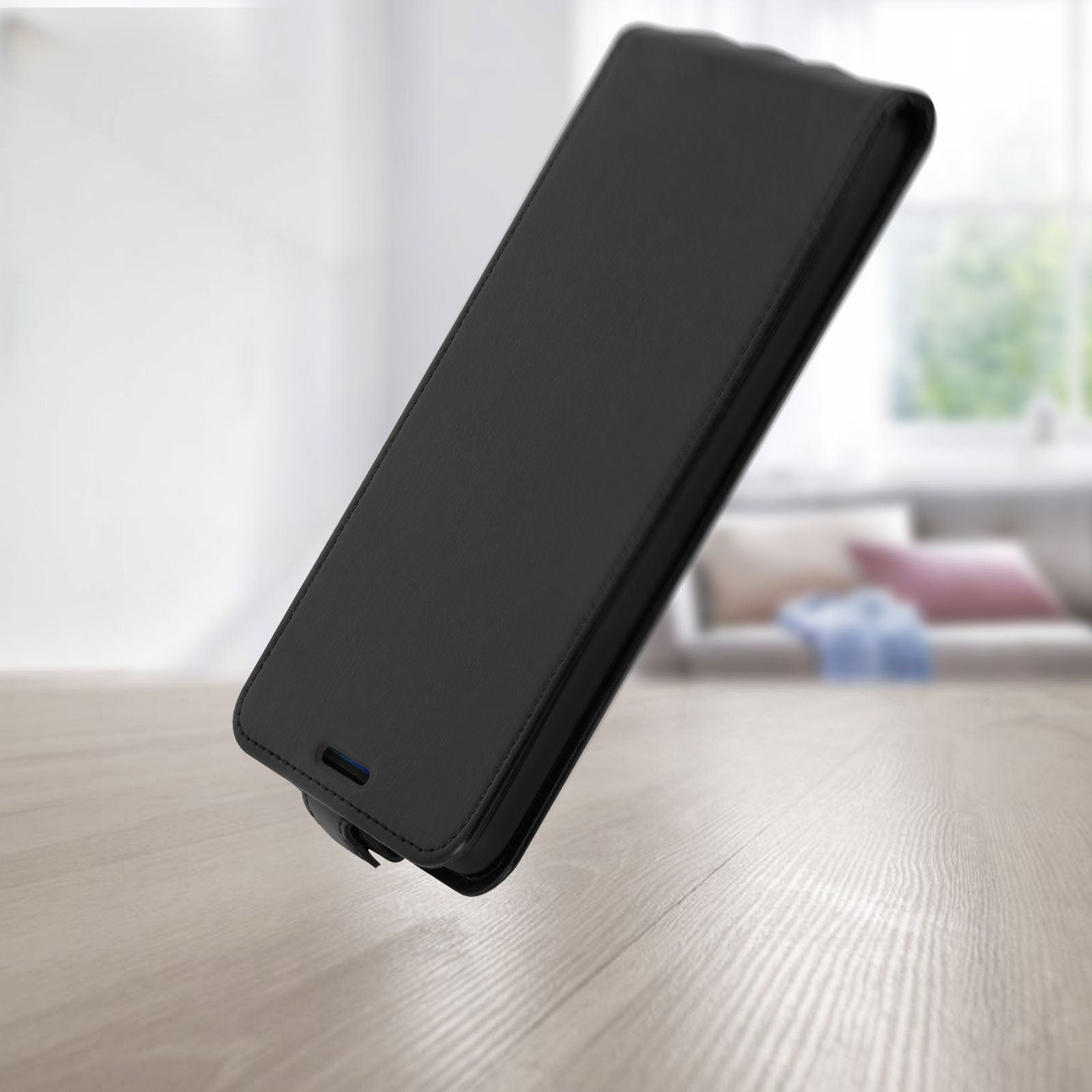 Custodia nera per telefono su superficie in legno, inclinata verso lo spettatore.