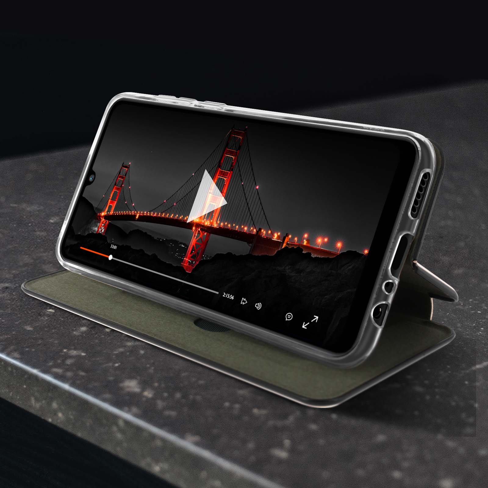 Telefono in una custodia, appoggiato. Lo schermo mostra un video del Golden Gate.