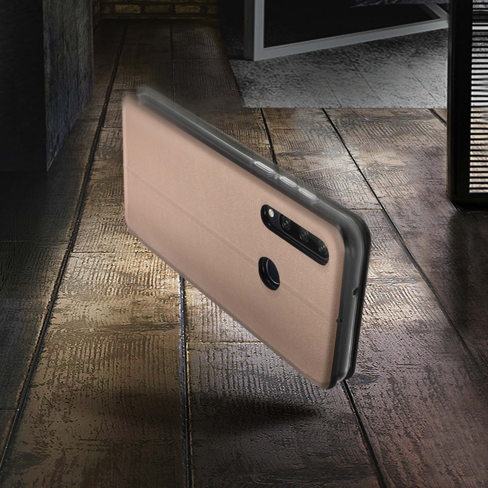 Un telefono in una custodia dorata, su una superficie di legno. Il telefono è leggermente inclinato.