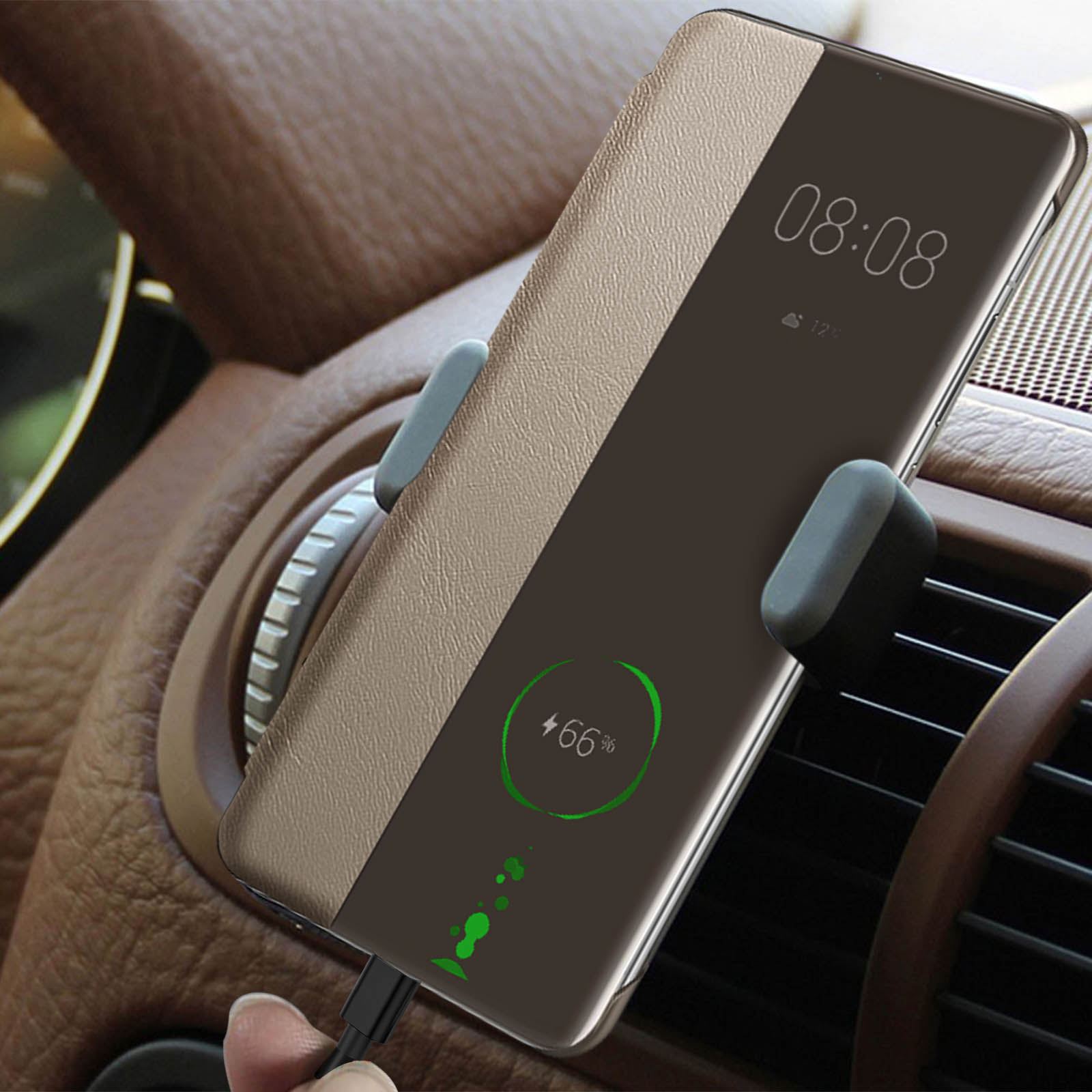 Un telefono che si carica in una presa d'aria dell'auto. Lo schermo mostra 08:08, 12° e il 66% di batteria.