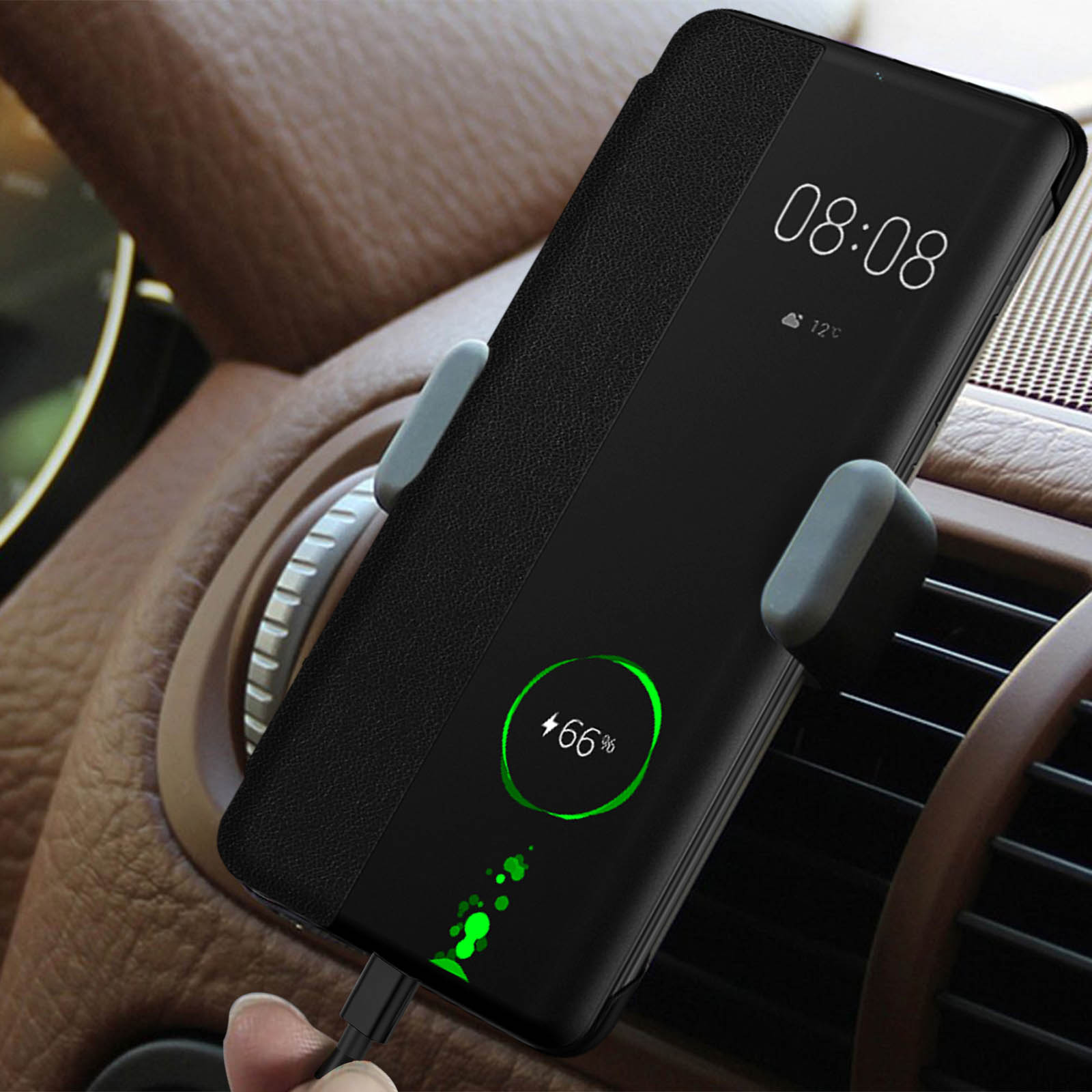 Telefon w czarnym etui ładuje się w samochodzie. Ekran pokazuje godzinę i stan naładowania baterii.