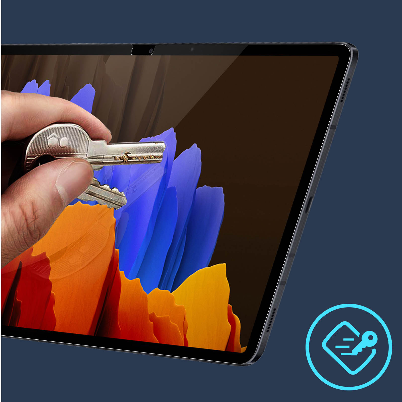 Una mano tiene delle chiavi sopra lo schermo di un tablet. Lo schermo è scuro con forme blu e arancioni.