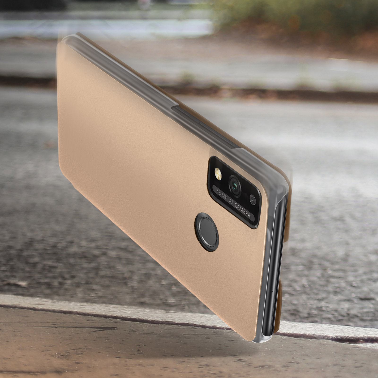 Eine goldene Handyhülle ist geneigt und zeigt die Kamera und ein Telefon. Der Hintergrund ist unscharf.
