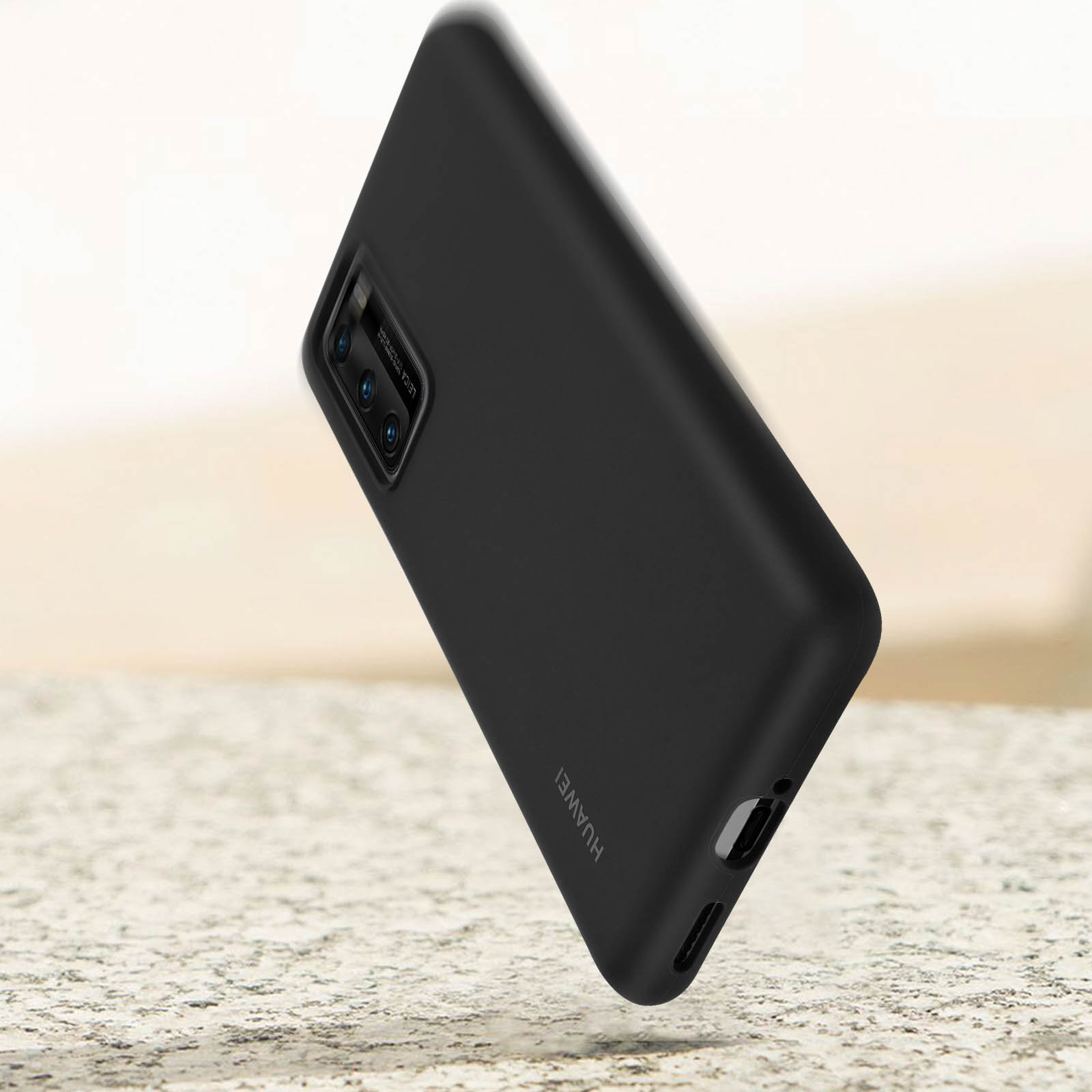 Custodia nera per telefono su una superficie ruvida. Il telefono ha un rigonfiamento della fotocamera in alto.