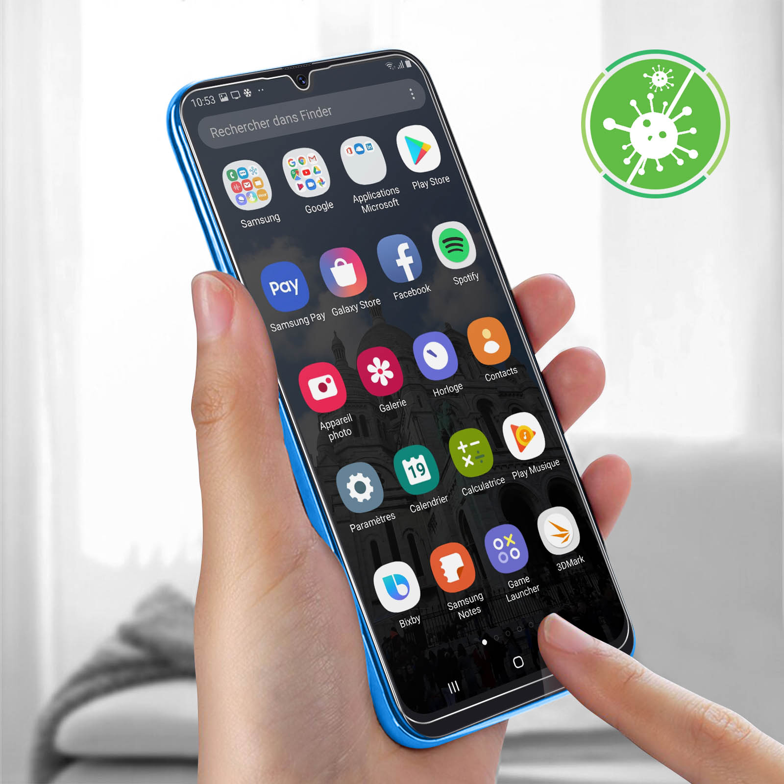 Mano che tiene in mano uno smartphone blu con icone di app. Logo verde con virus sullo sfondo.