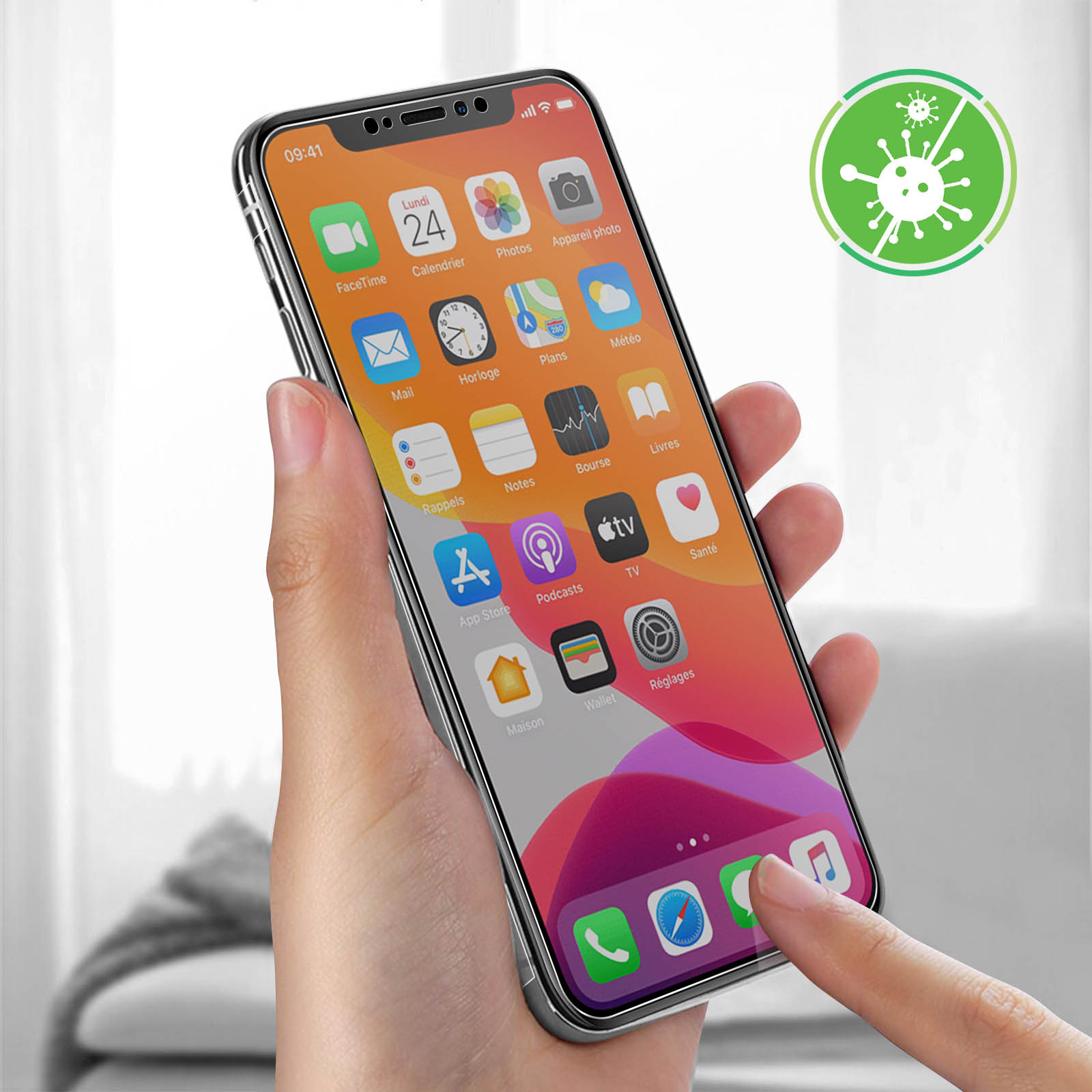 Una mano tiene in mano uno smartphone che mostra app. Lo schermo mostra l'ora, la data e icone di app. Un'icona di virus verde è visibile.
