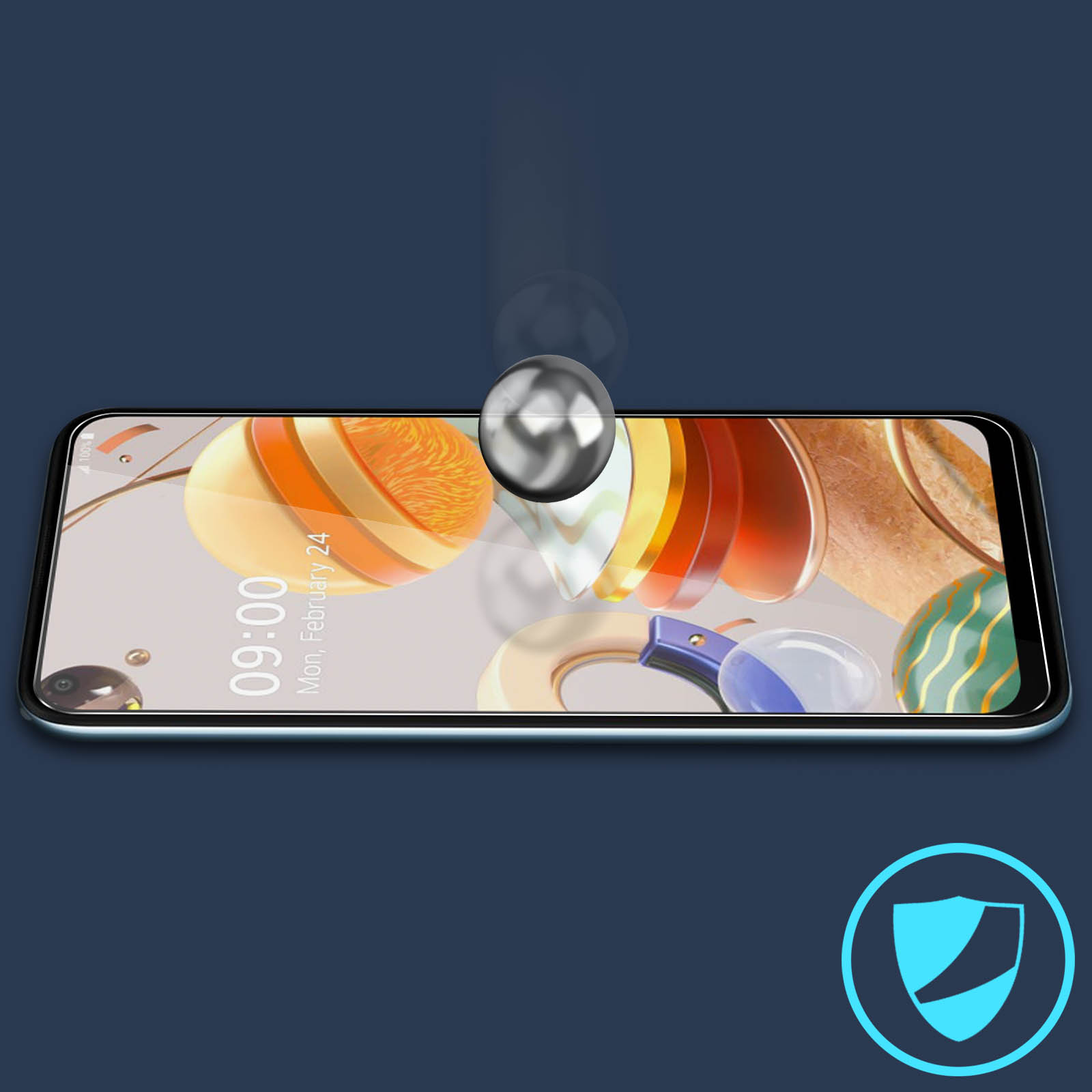 Un telefono con protezione schermo, una sfera di metallo che cade. Sfondo blu.