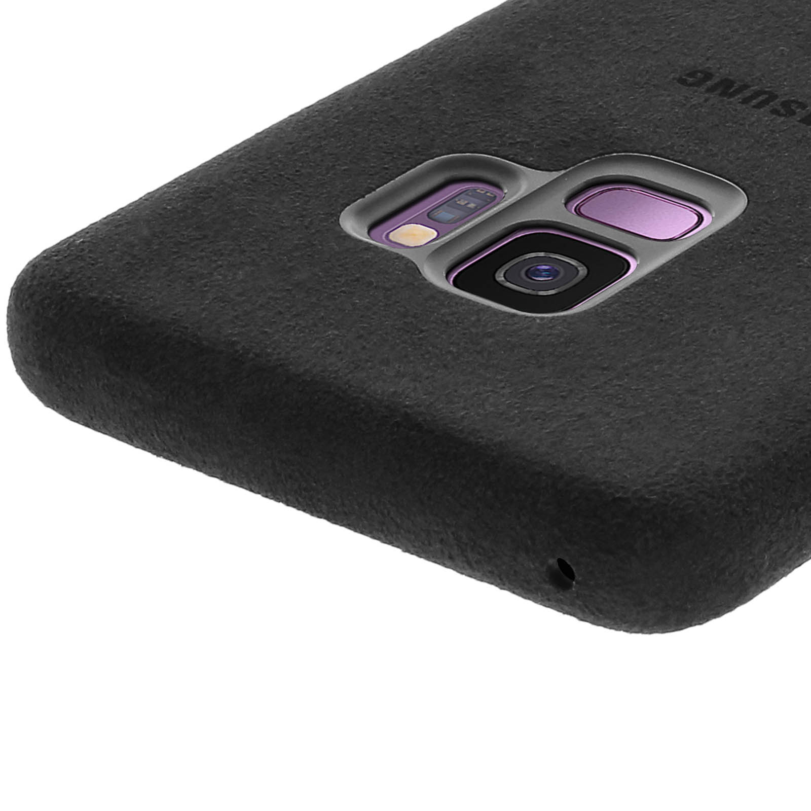 Funda de teléfono negra con cámara y flash. Superficie texturizada. Primer plano.