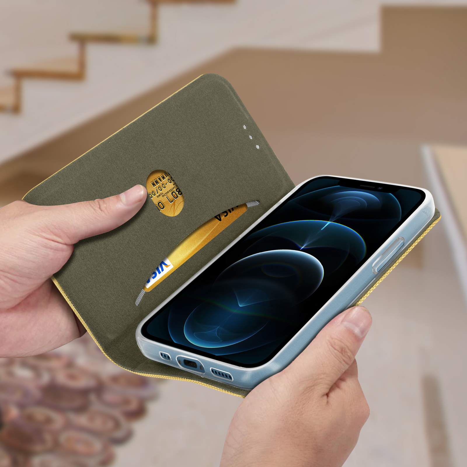 Telefon in Hülle mit Karte und Bargeld. Wird von zwei Händen gehalten.
