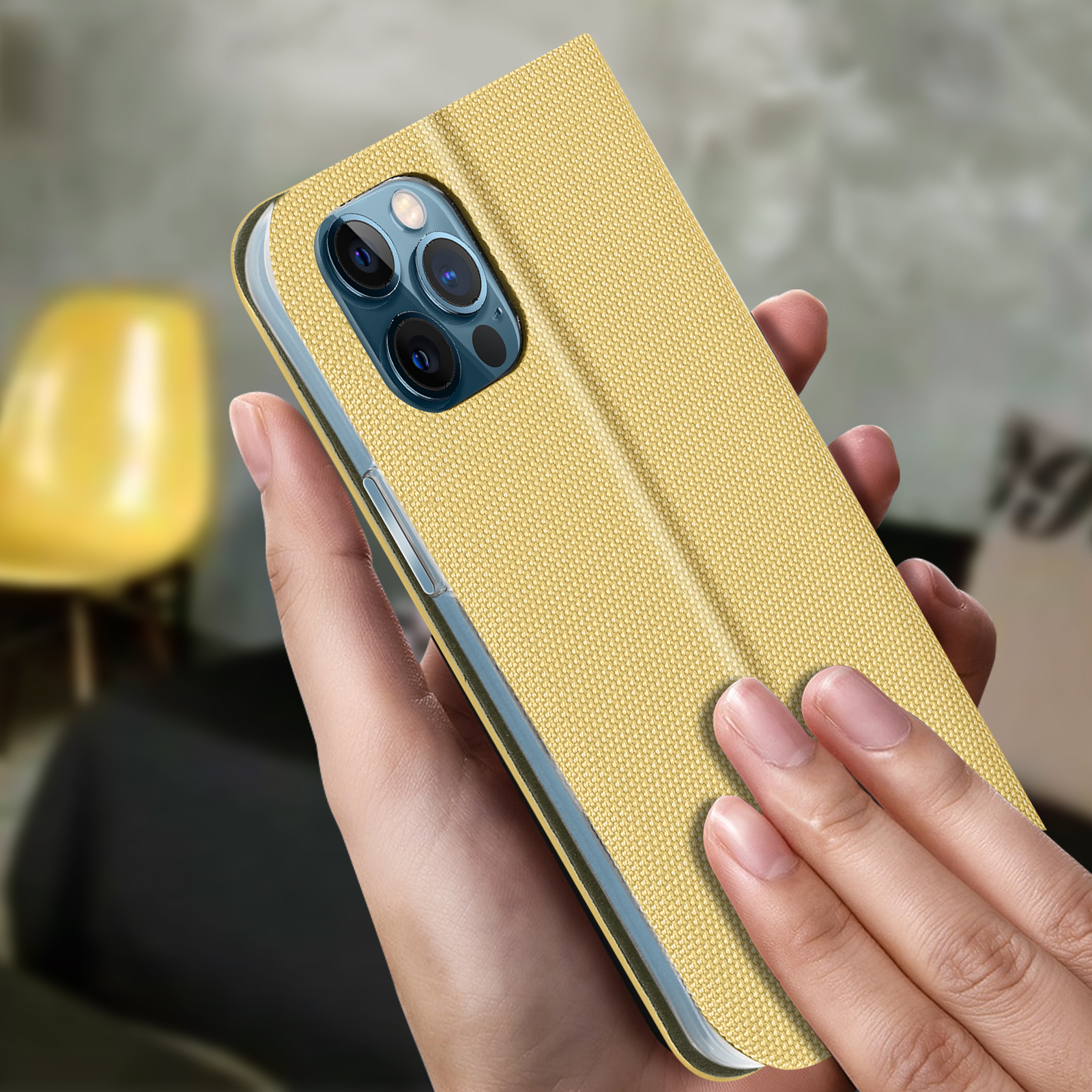Eine gelbe Handyhülle mit einem Telefon in den Händen einer Frau.