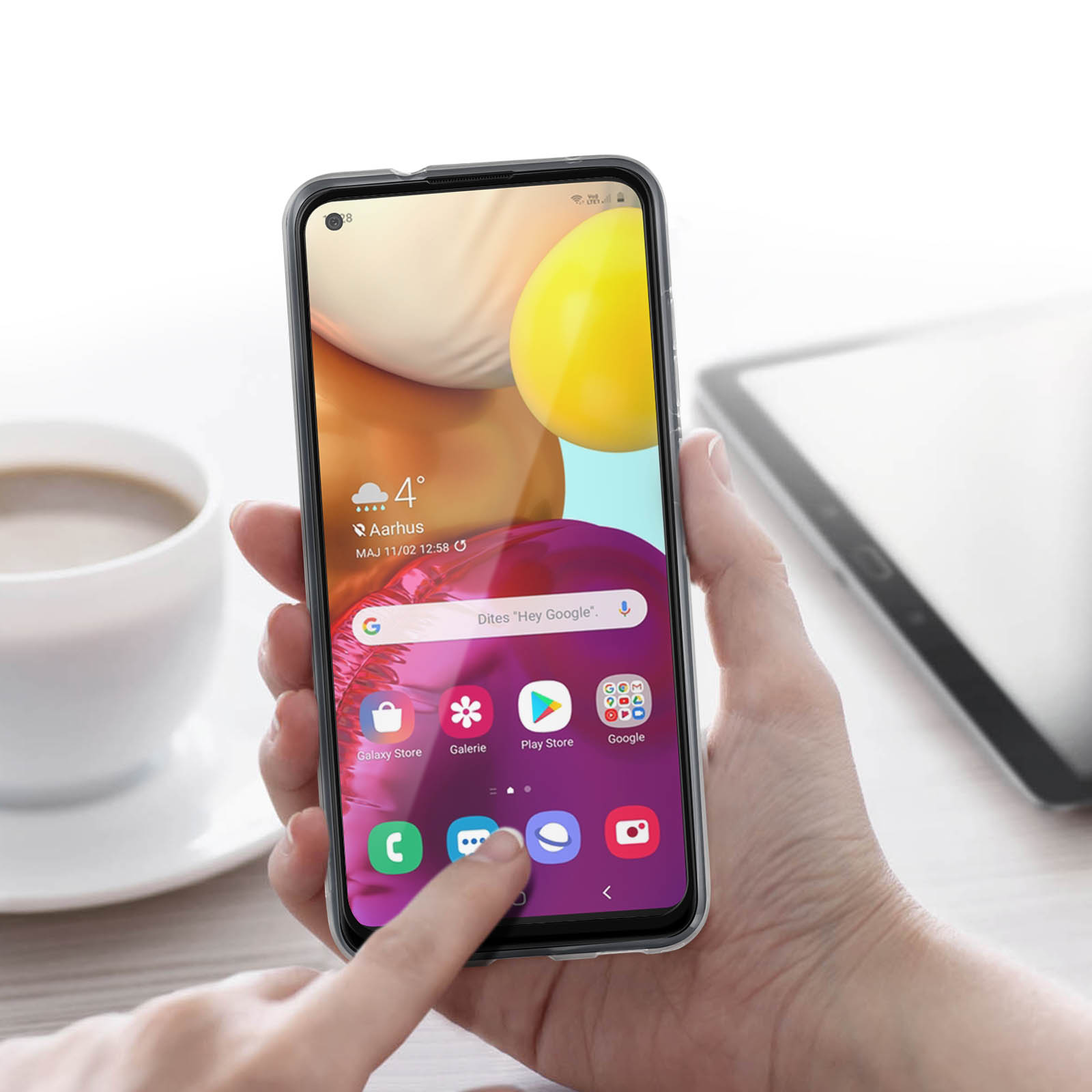 Eine Hand hält ein Telefon. Das Telefon zeigt Apps und das Wetter an.