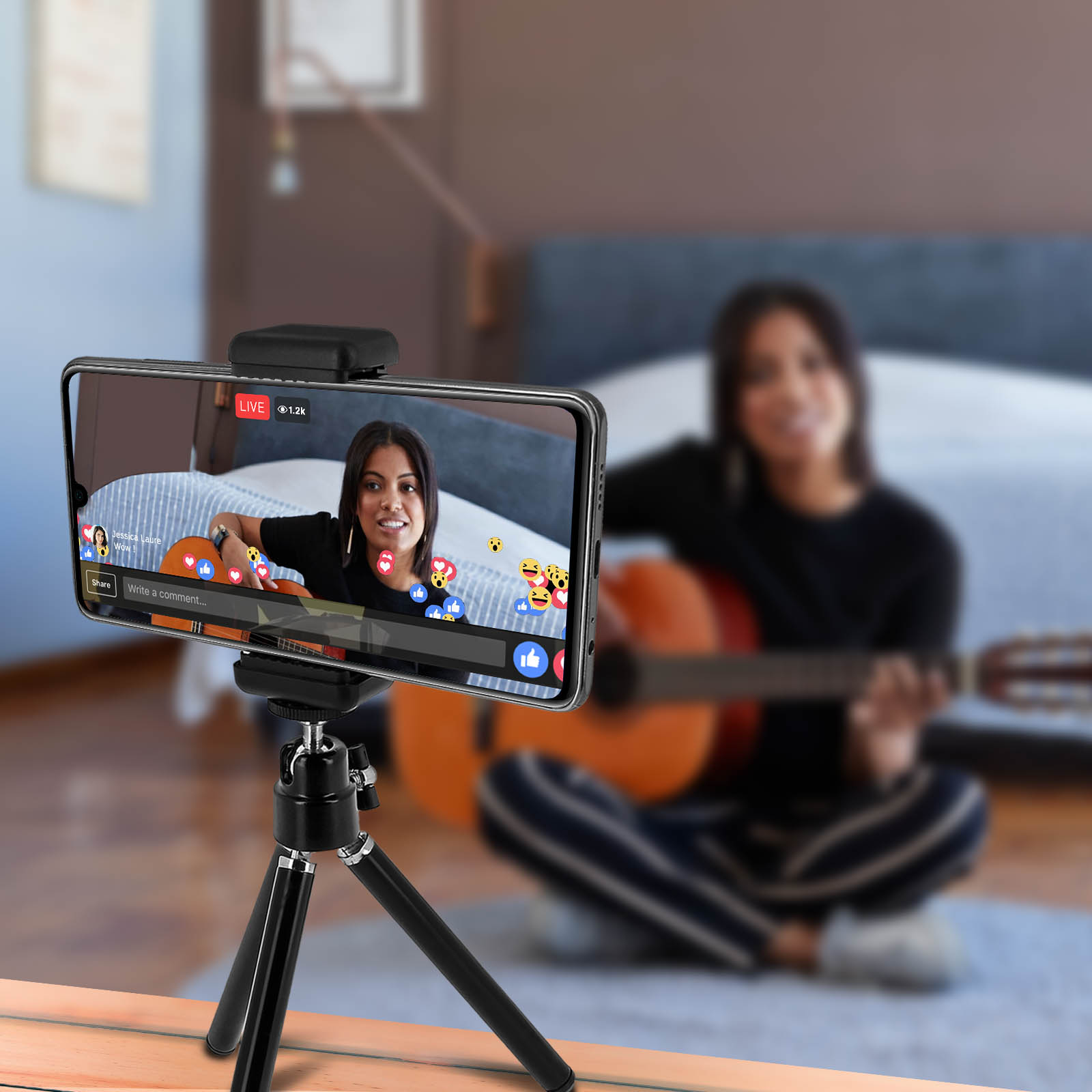 Una mujer tocando la guitarra en la pantalla de un teléfono, montado en un trípode.