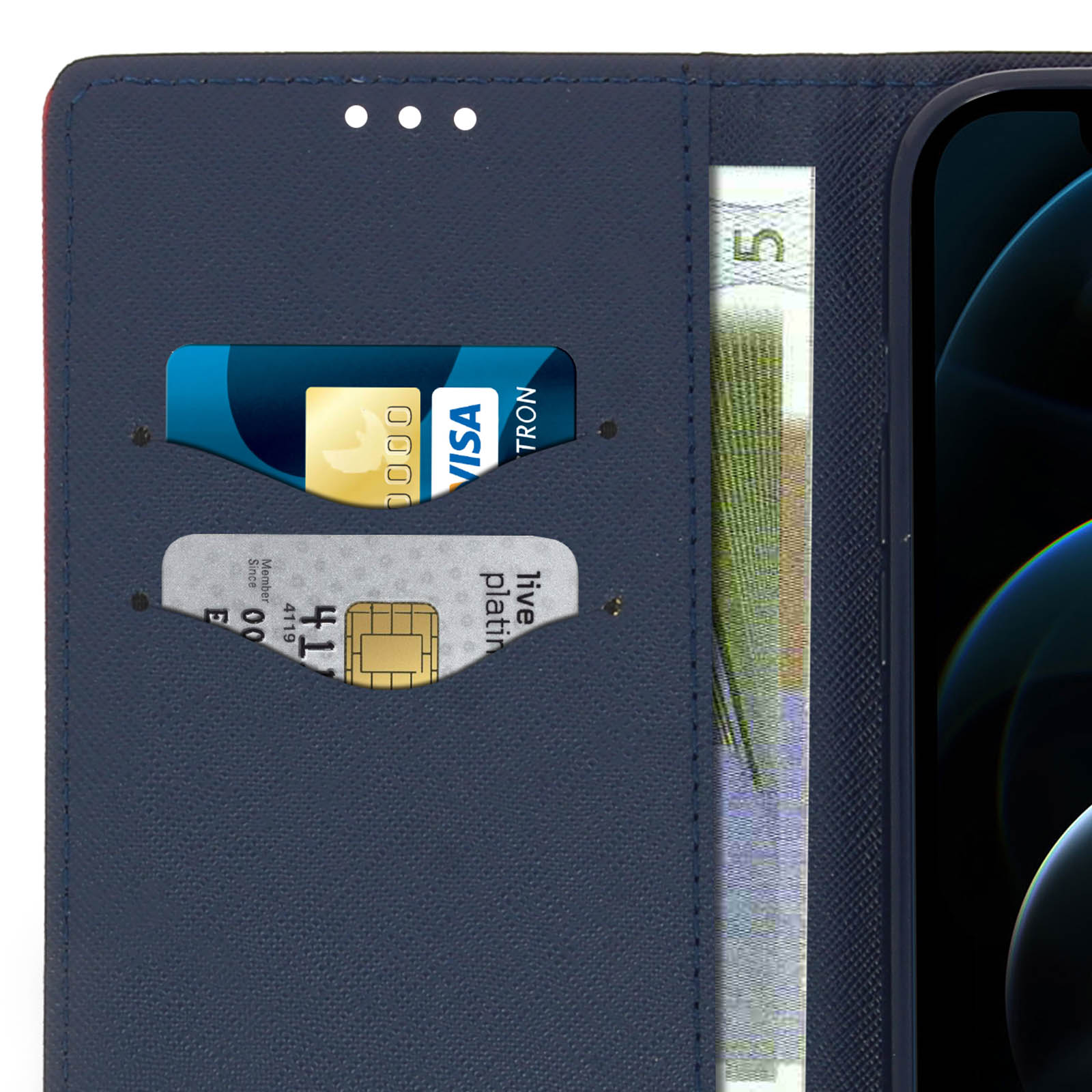 Primo piano di un telefono con carte e denaro in una custodia blu. Una carta Visa e una banconota sono visibili.