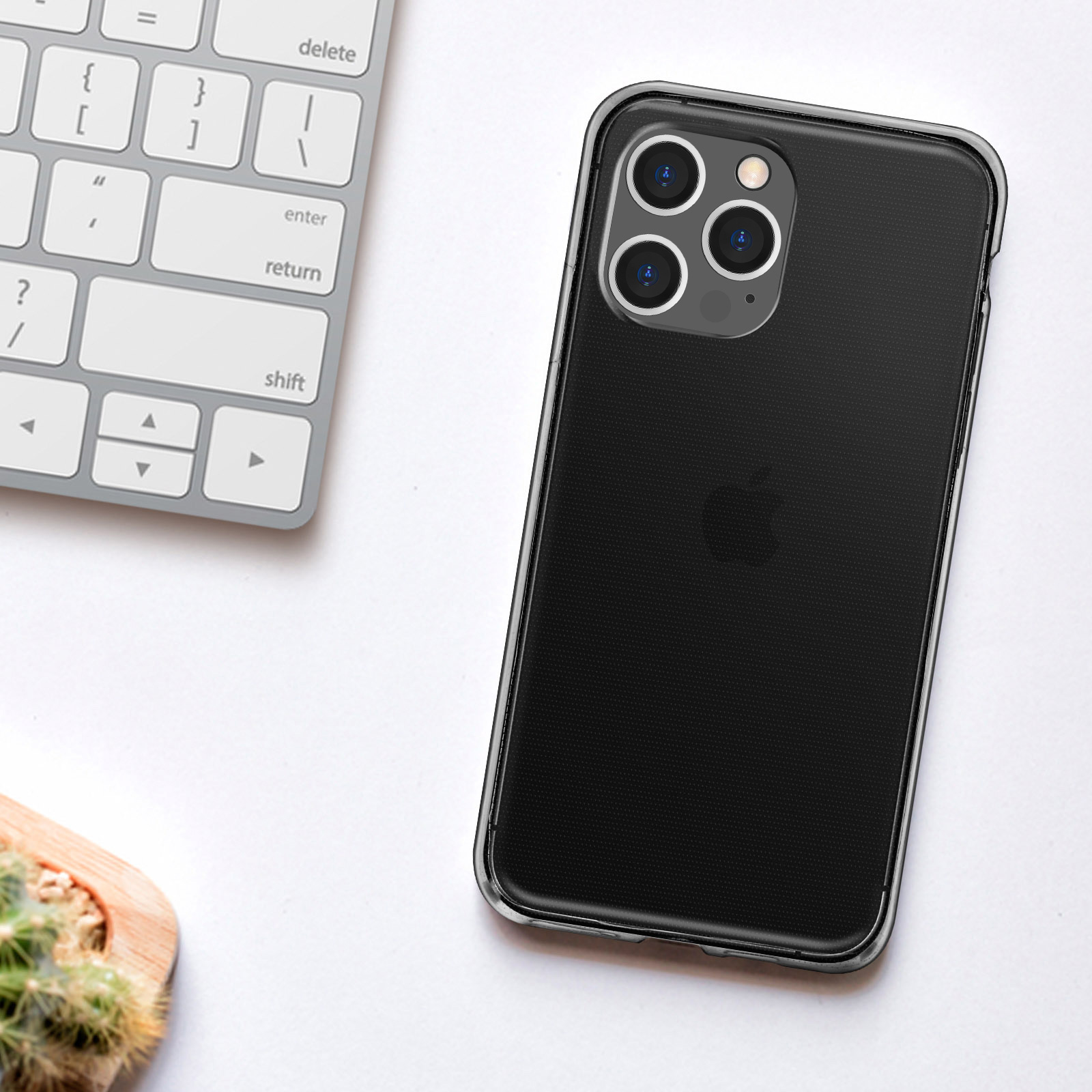 Eine schwarze Handyhülle mit Apple-Logo, drei Kameras und einer Tastatur.